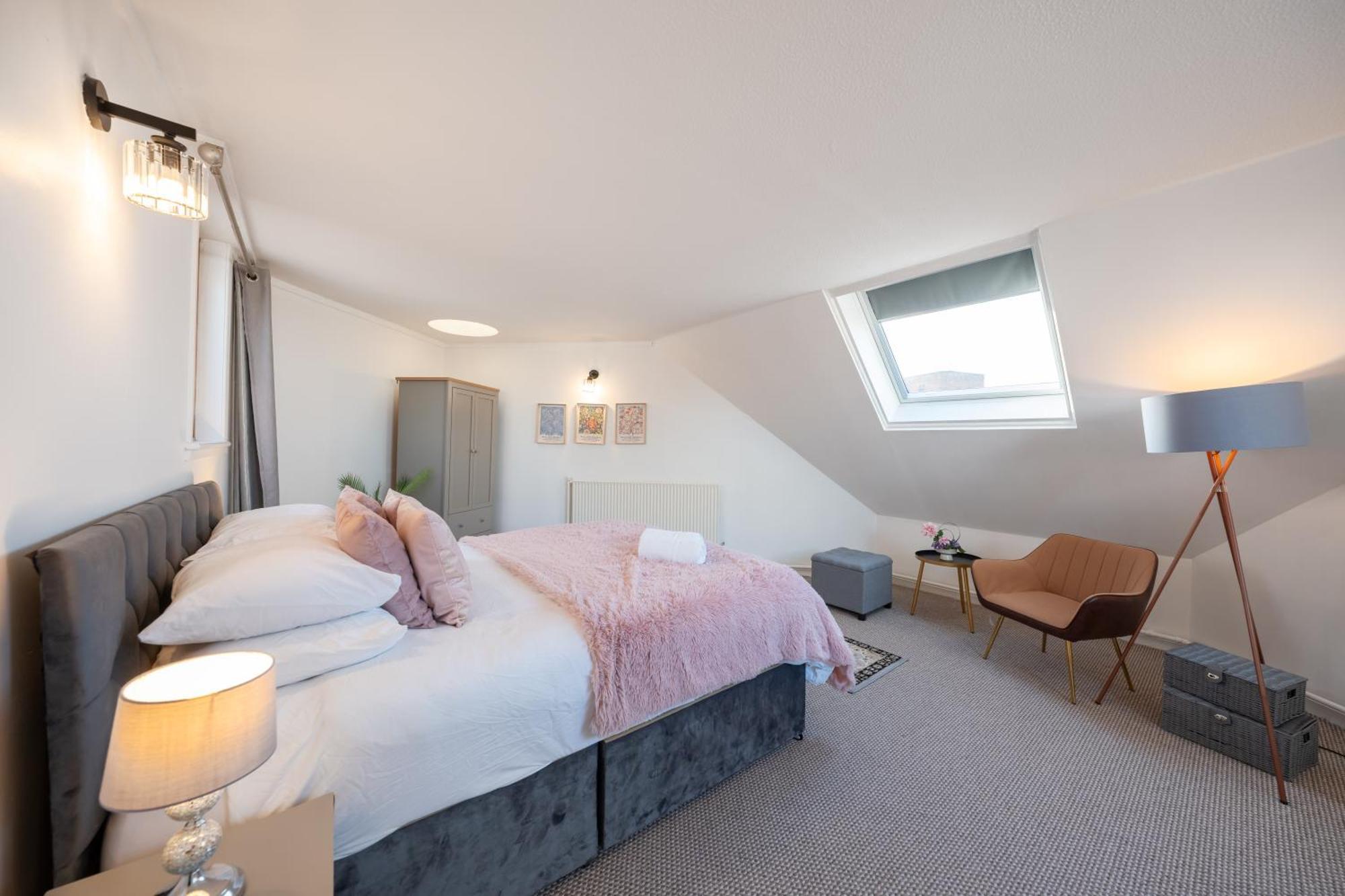 3 Bed Luxury In Chelsea, 2 King Size Bed, 1 Double Bed, Ideal For Families Apartment