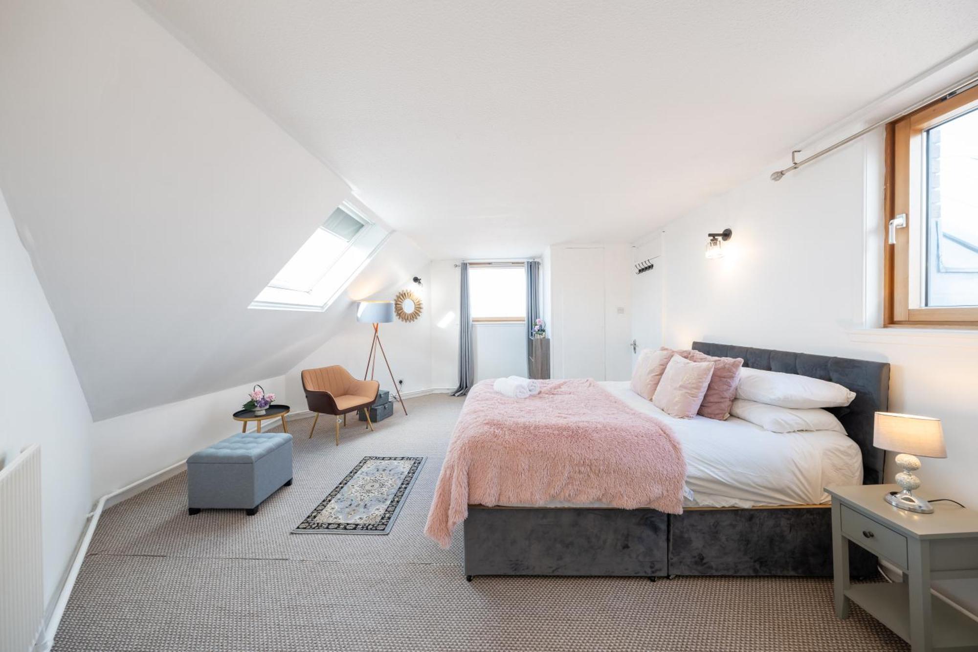 3 Bed Luxury In Chelsea, 2 King Size Bed, 1 Double Bed, Ideal For Families Apartment *