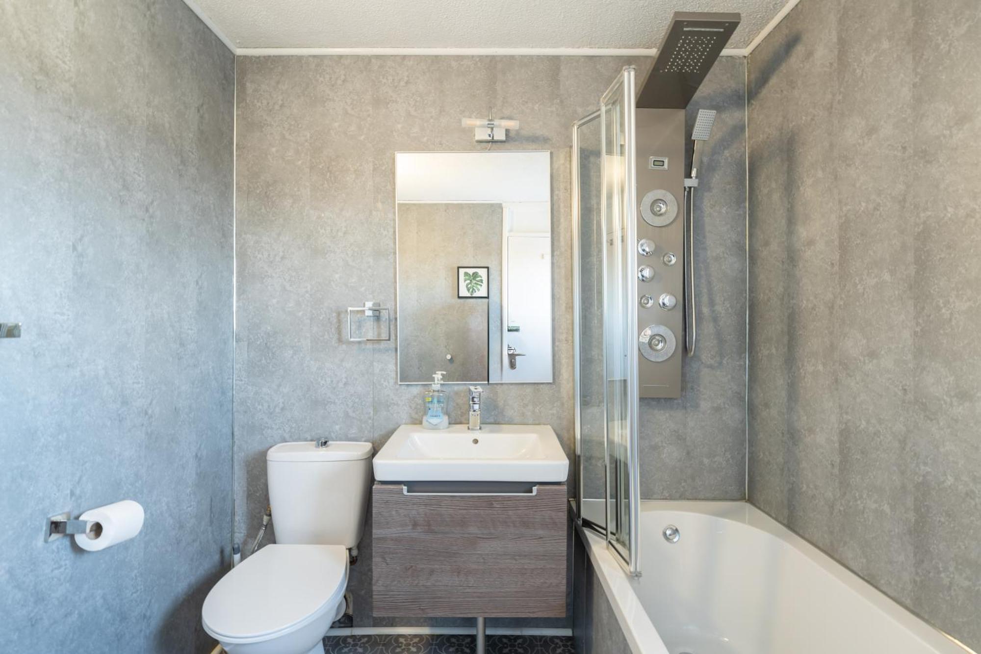 Apartment 3 Bed Luxury In Chelsea, 2 King Size Bed, 1 Double Bed, Ideal For Families London