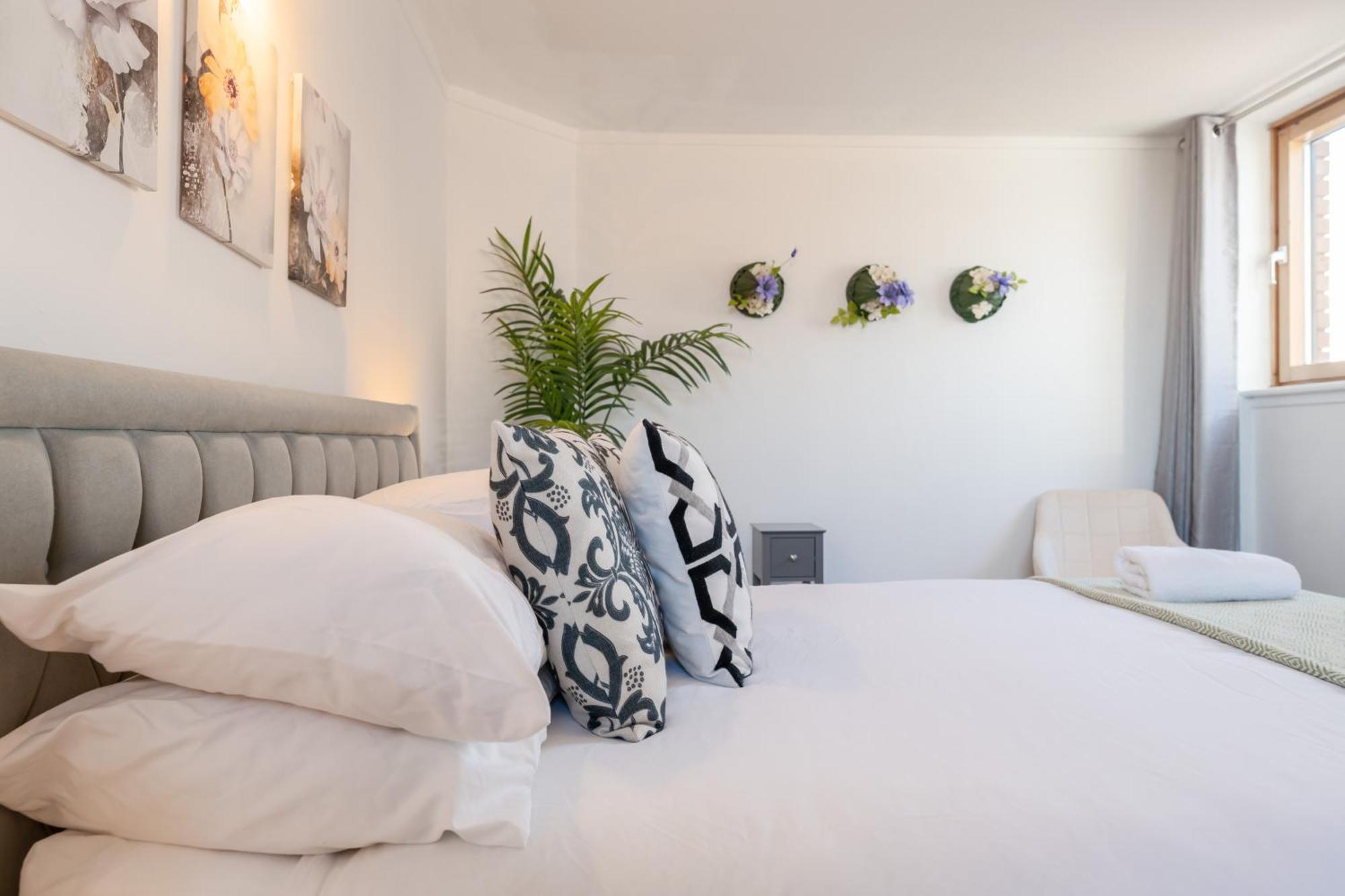 3 Bed Luxury In Chelsea, 2 King Size Bed, 1 Double Bed, Ideal For Families *