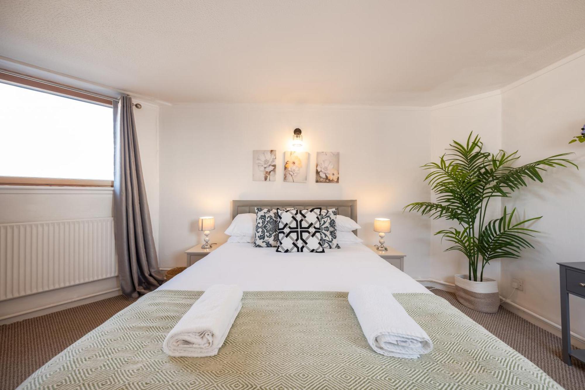 3 Bed Luxury In Chelsea, 2 King Size Bed, 1 Double Bed, Ideal For Families Apartment *