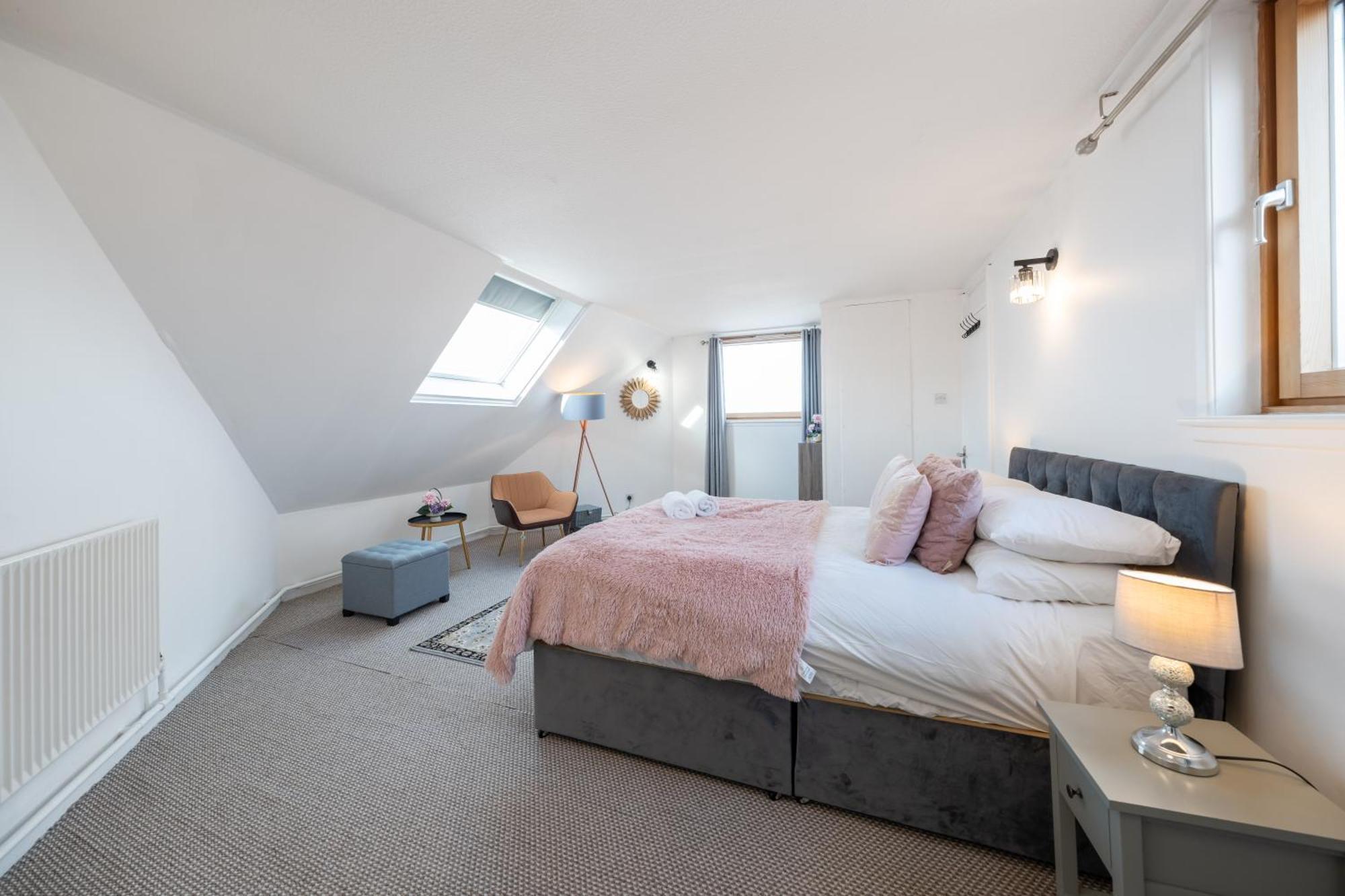 3 Bed Luxury In Chelsea, 2 King Size Bed, 1 Double Bed, Ideal For Families Apartment