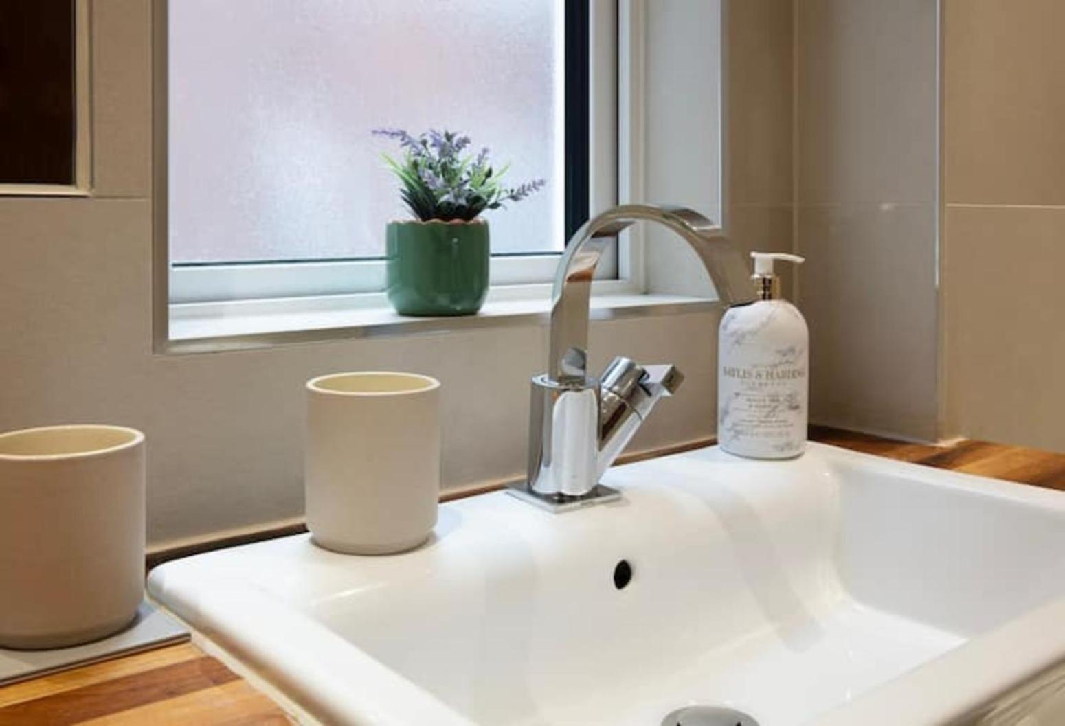 Westminster Two Bed One Bath Sleeps 5 Londen