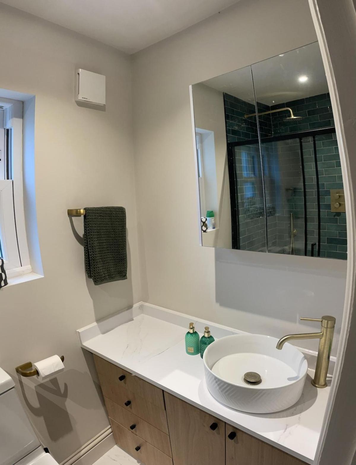Newly Refurbed House, Barons Court Holiday home *