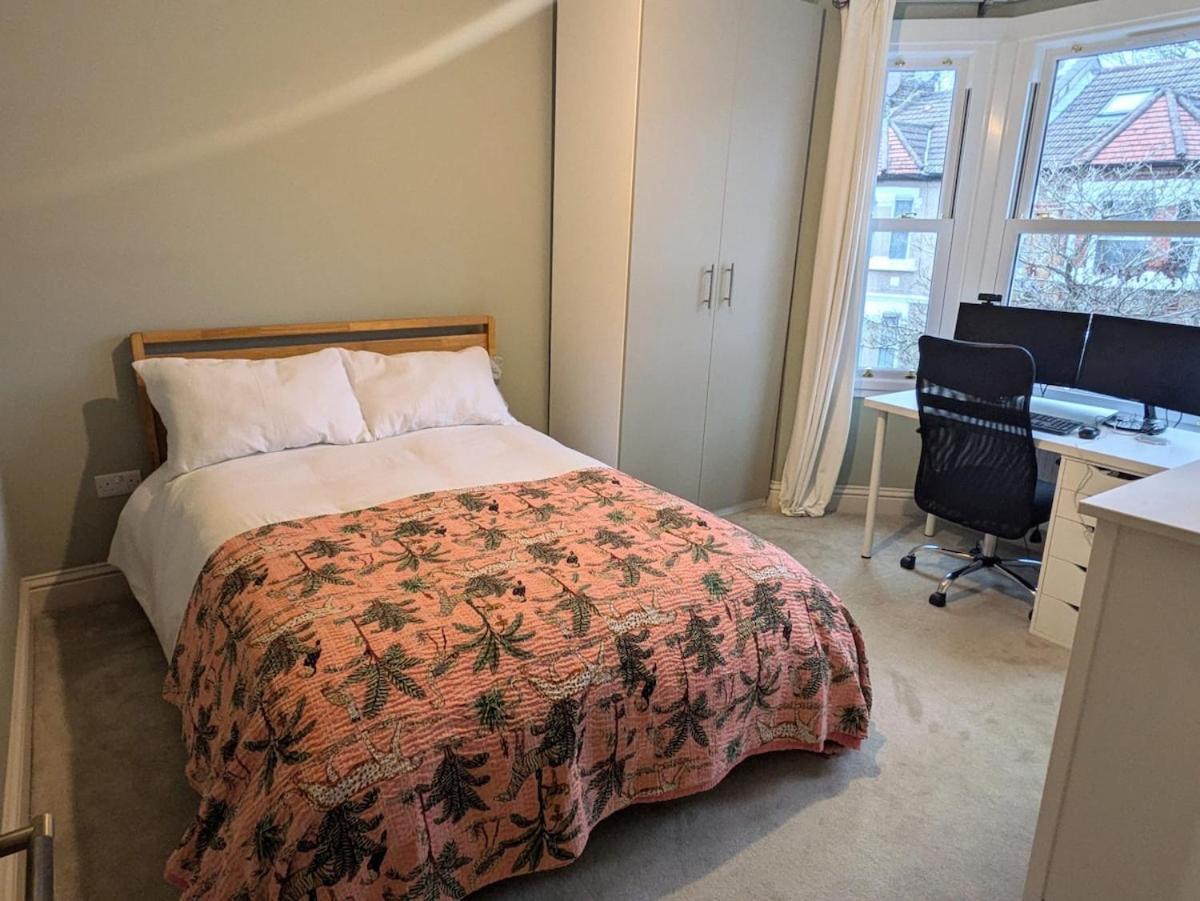 Newly Refurbed House, Barons Court Holiday home London
