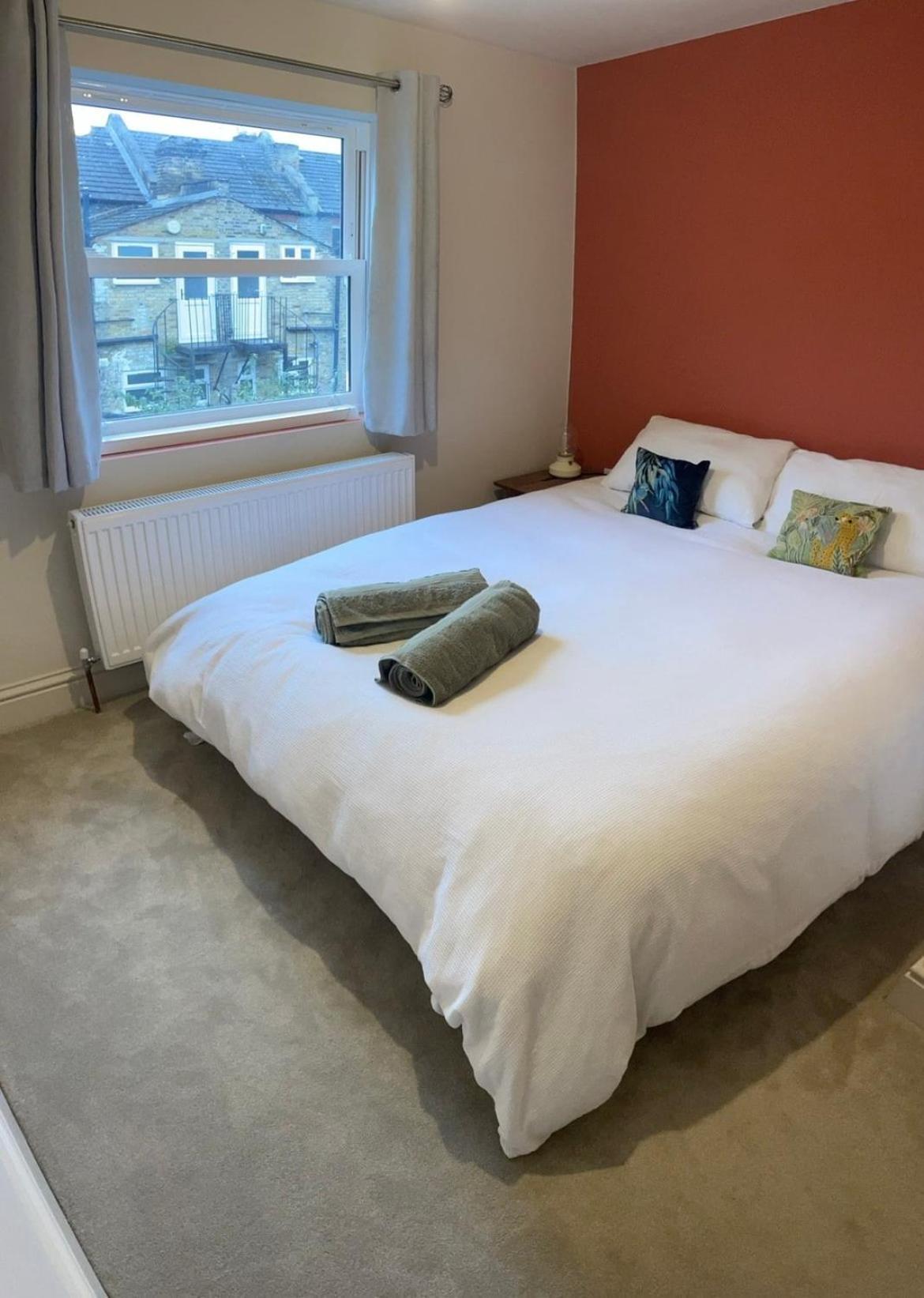Newly Refurbed House, Barons Court Holiday home London
