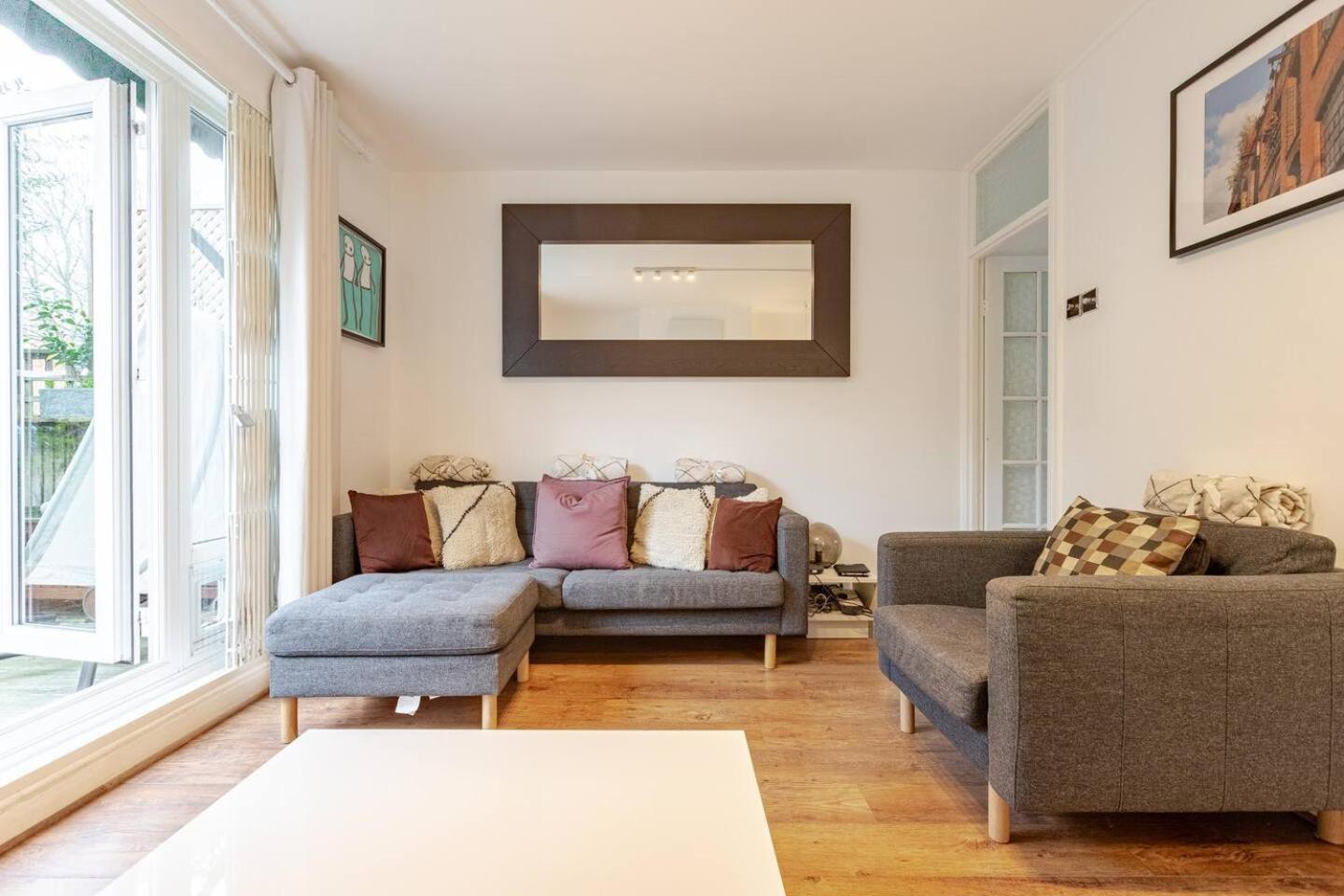 Apartment Charming 2-bed Garden Flat London