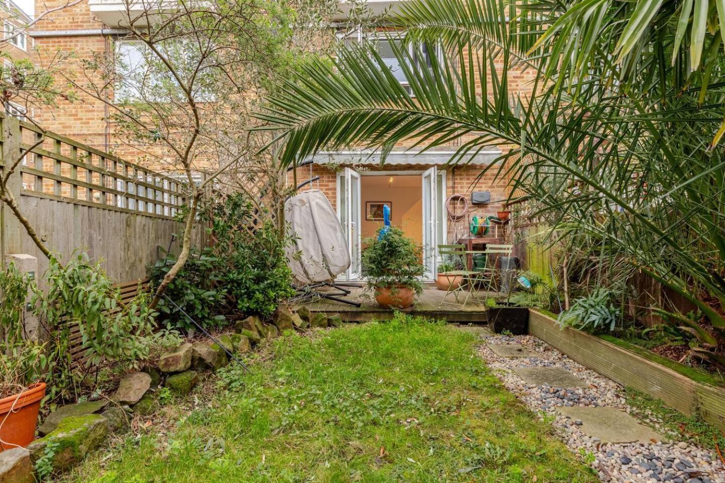 Charming 2-bed Garden Flat London