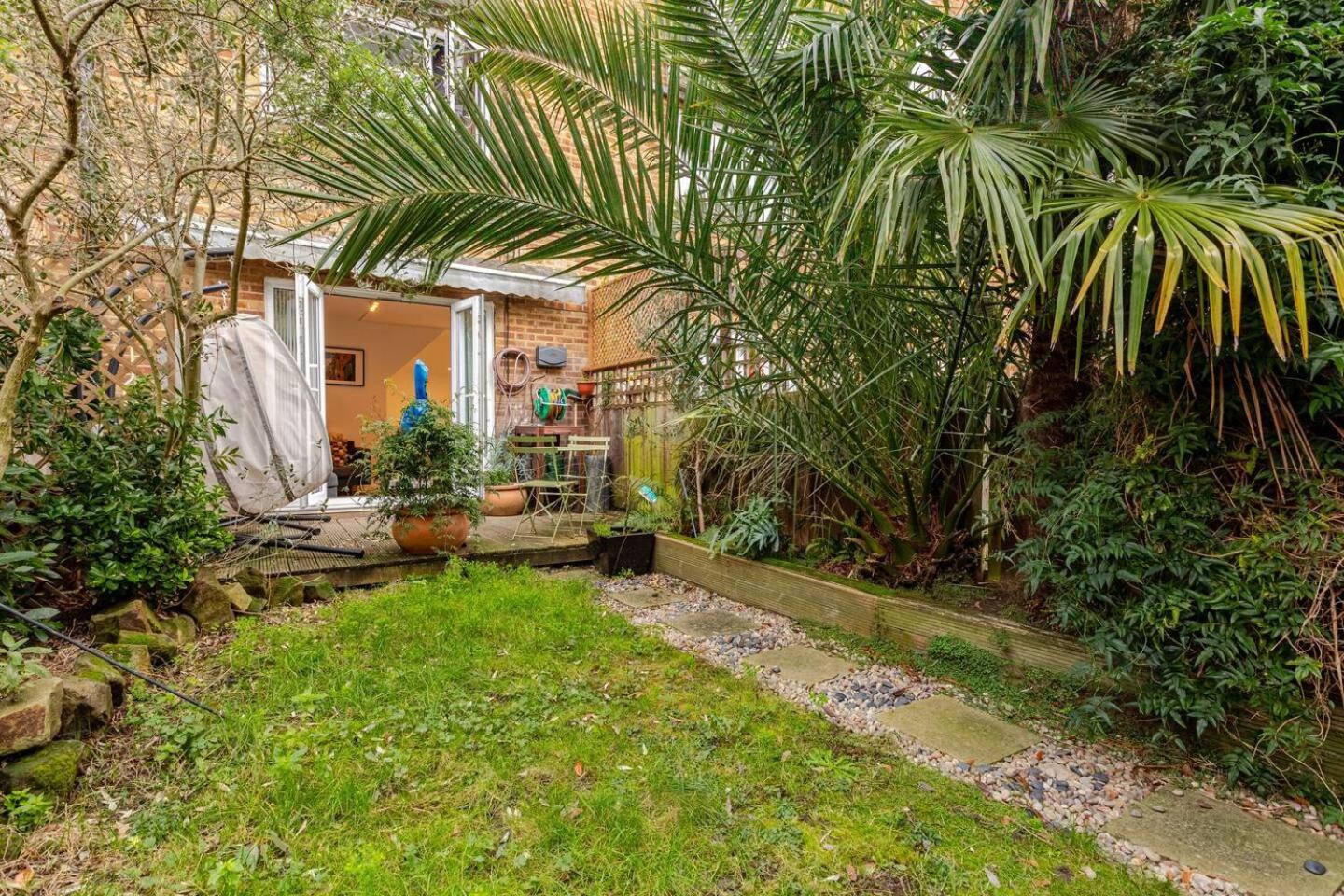 Charming 2-bed Garden Flat Apartment