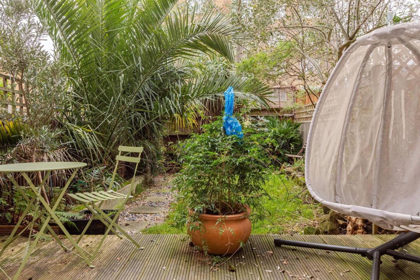 Apartment Charming 2-bed Garden Flat London