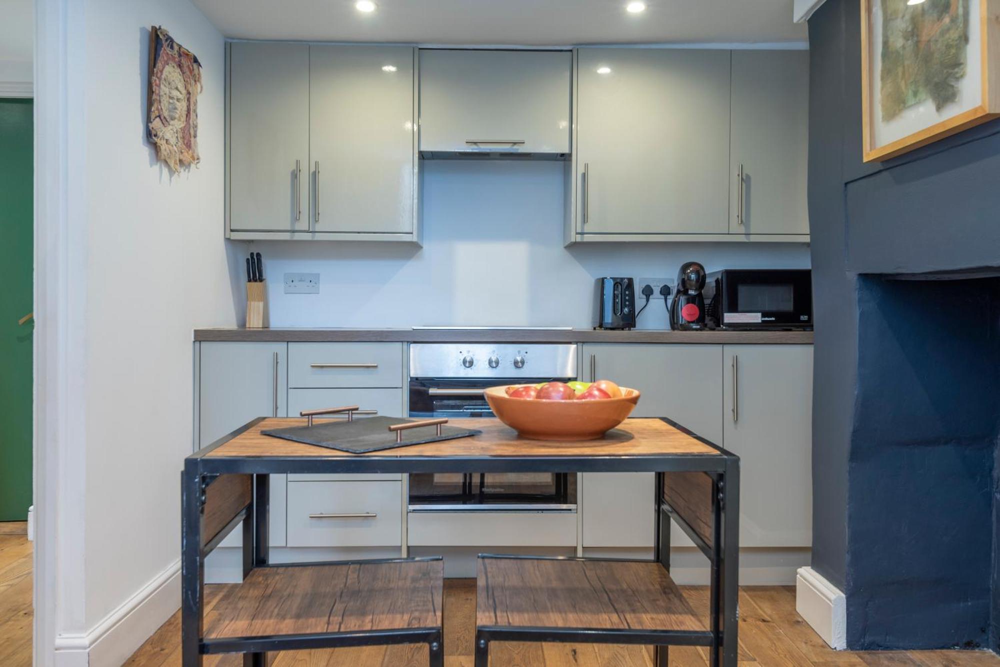Chic 1-bed Garden Flat, London, Convenient For Tower Bridge, Great Public Transport Appartement Londen