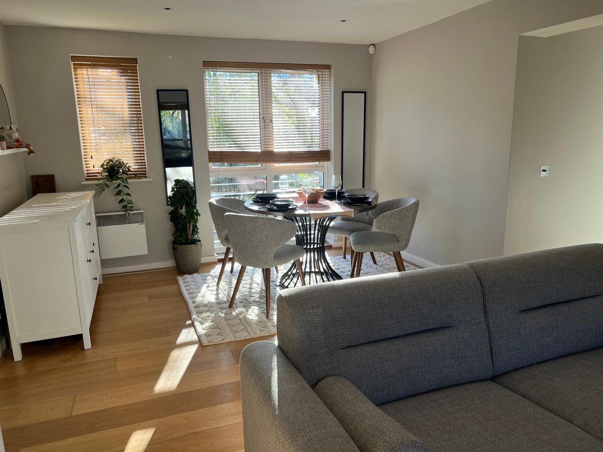 Apartment Luxurious 2 Bed 2 Bath With Parking In Blackheath, London