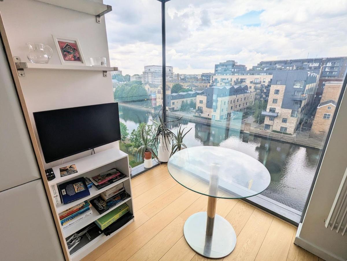 Angel Canal-view 1-bedroom Apartment *
