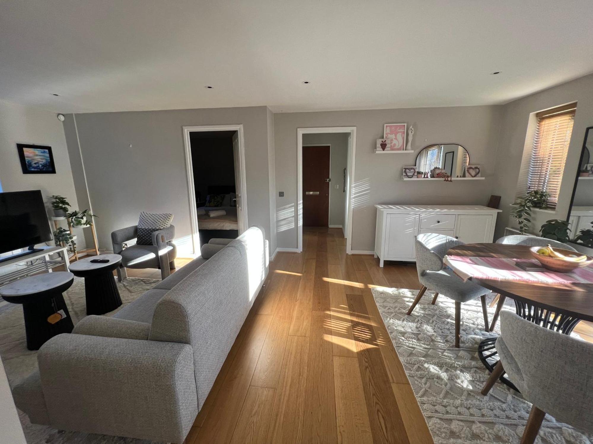 Luxurious 2 Bed 2 Bath With Parking In Blackheath, *