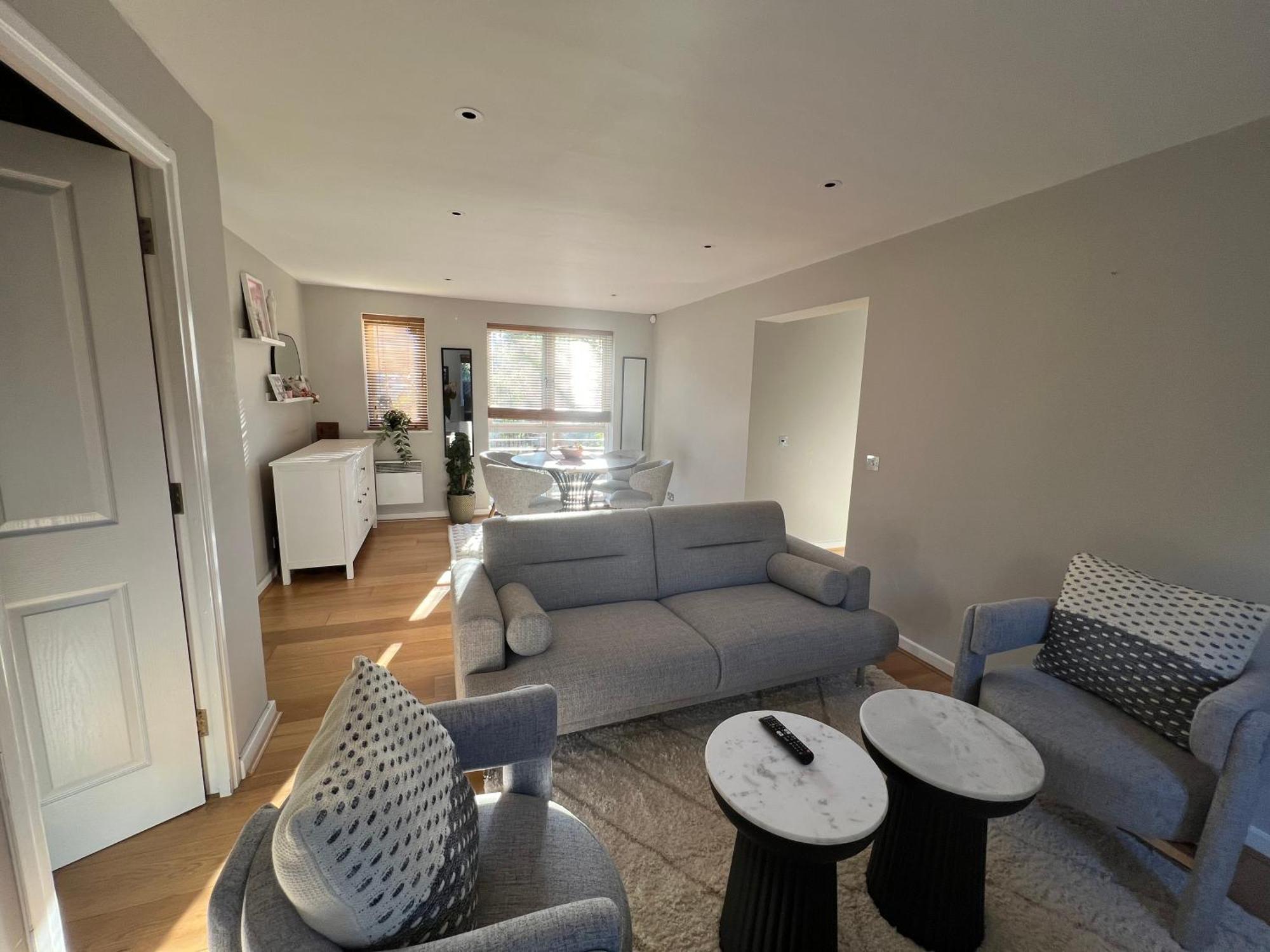 Luxurious 2 Bed 2 Bath With Parking In Blackheath, London