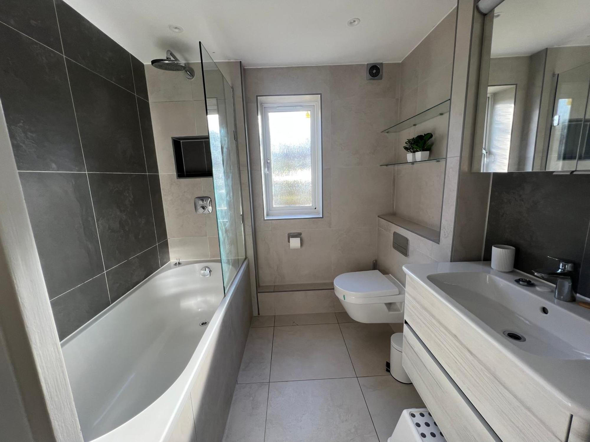 Luxurious 2 Bed 2 Bath With Parking In Blackheath,