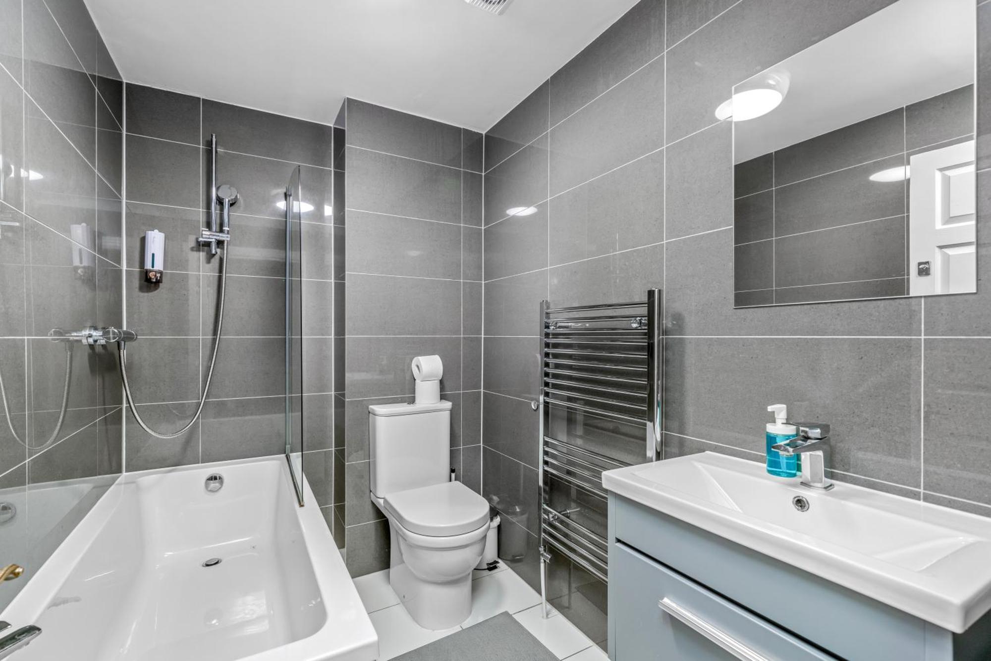 Canary Wharf - Spacious Near Excel Exhibition Centre, O2 Arena, Airport, Free Parking & Wifi Appartement Londen