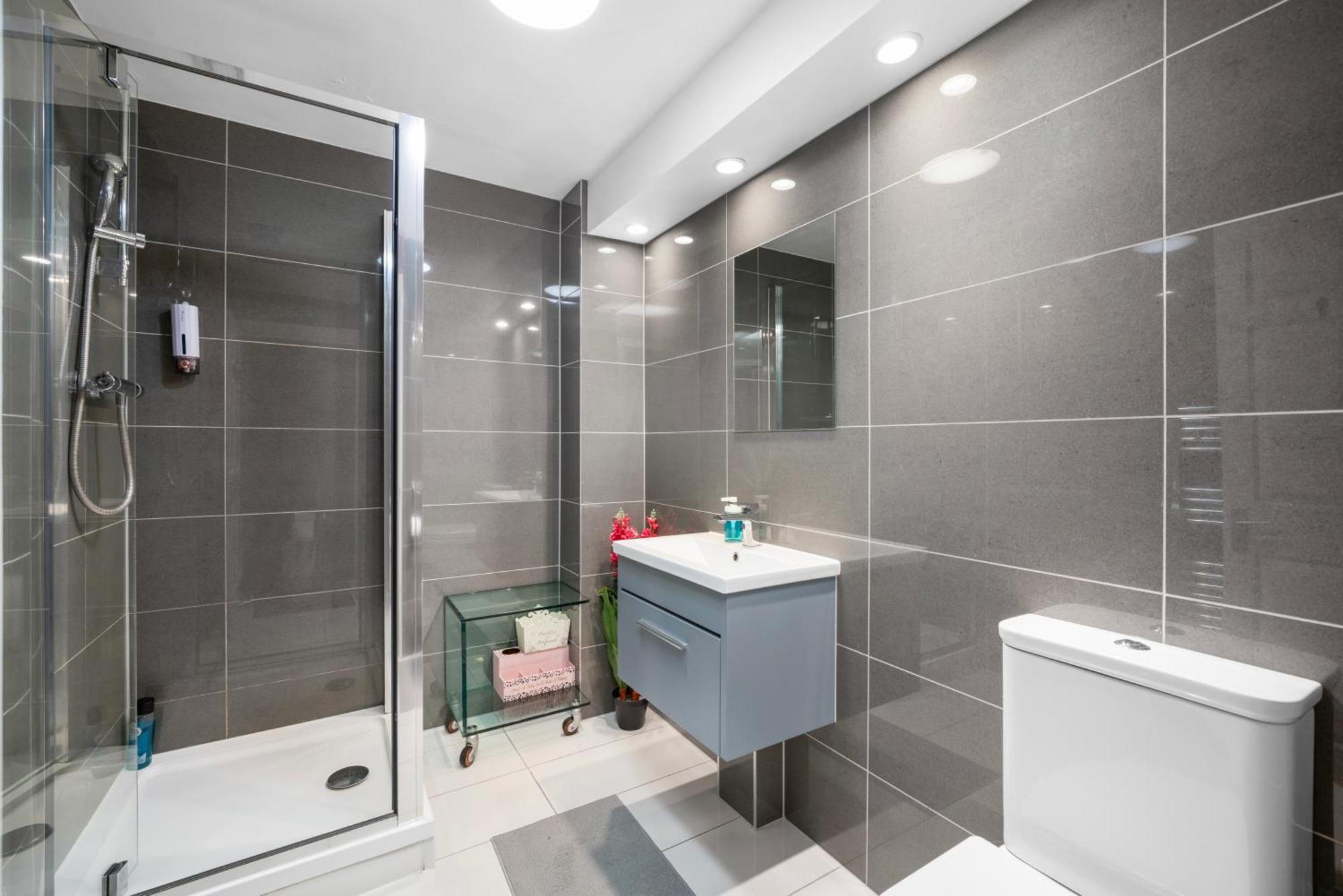 Canary Wharf - Spacious Near Excel Exhibition Centre, O2 Arena, Airport, Free Parking & Wifi *