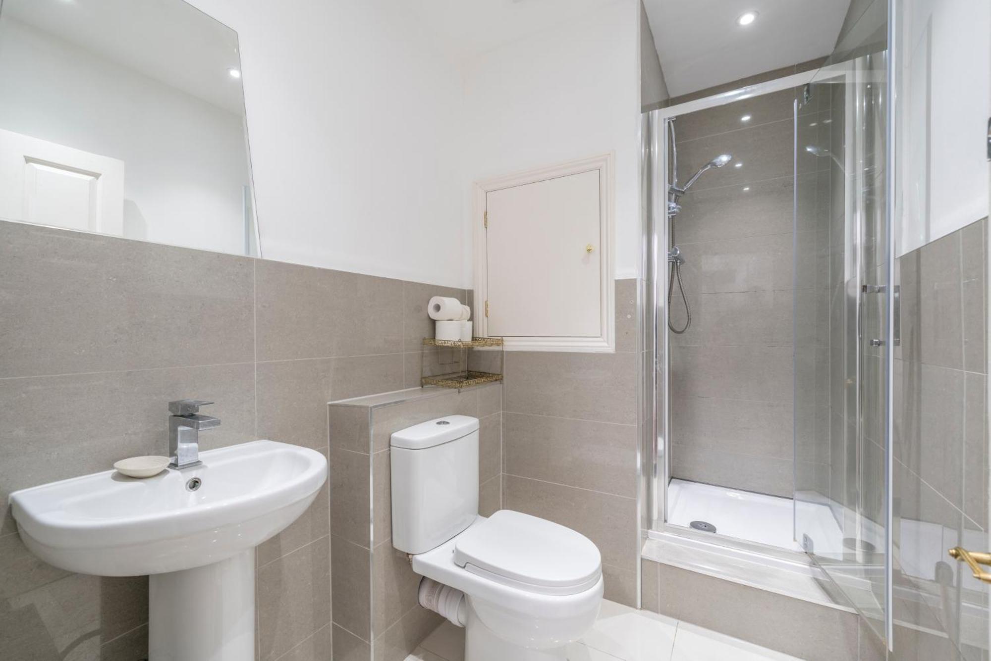 Canary Wharf - Spacious Near Excel Exhibition Centre, O2 Arena, Airport, Free Parking & Wifi *