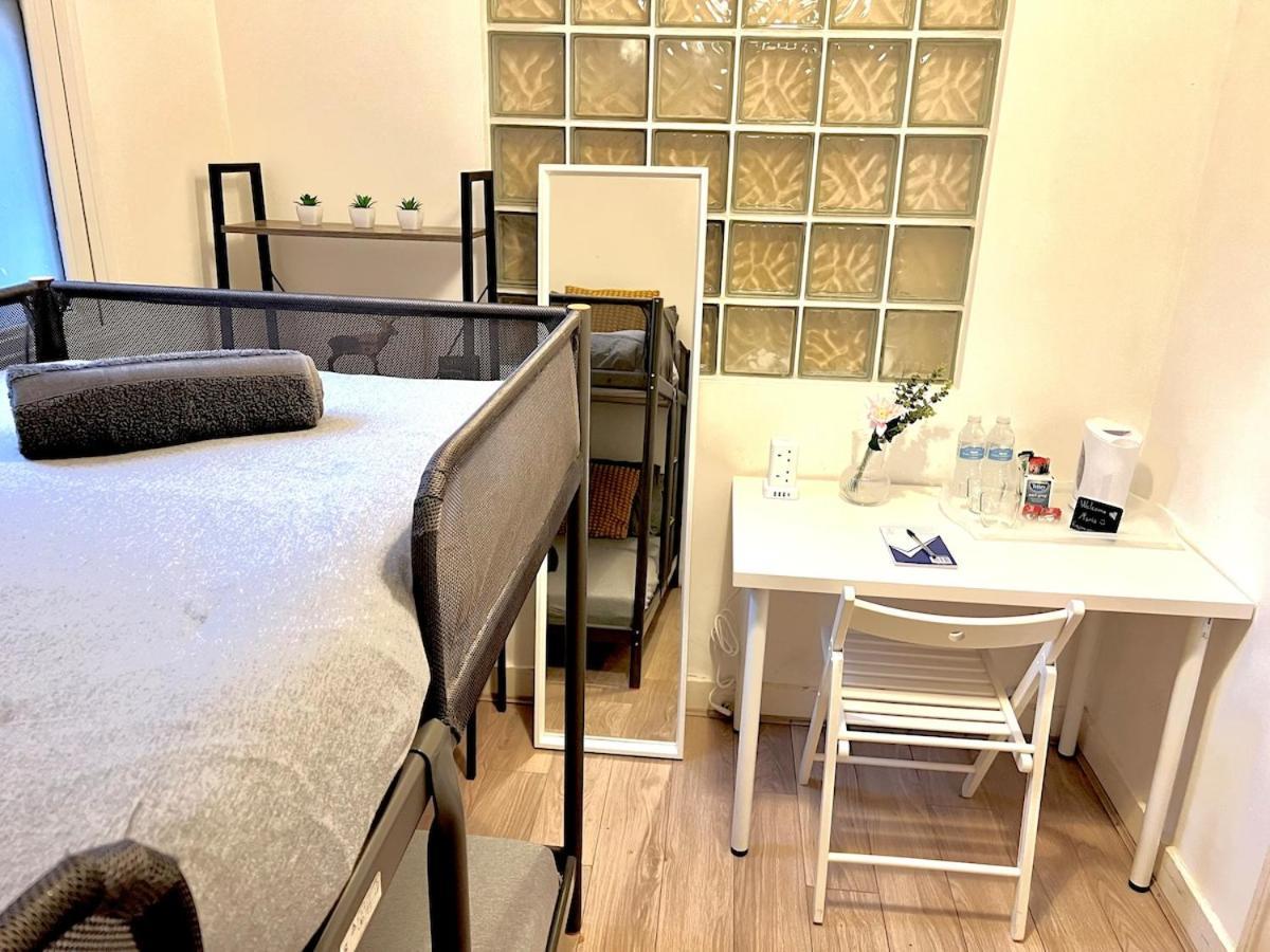 Sleeps 7 The Red Door House London