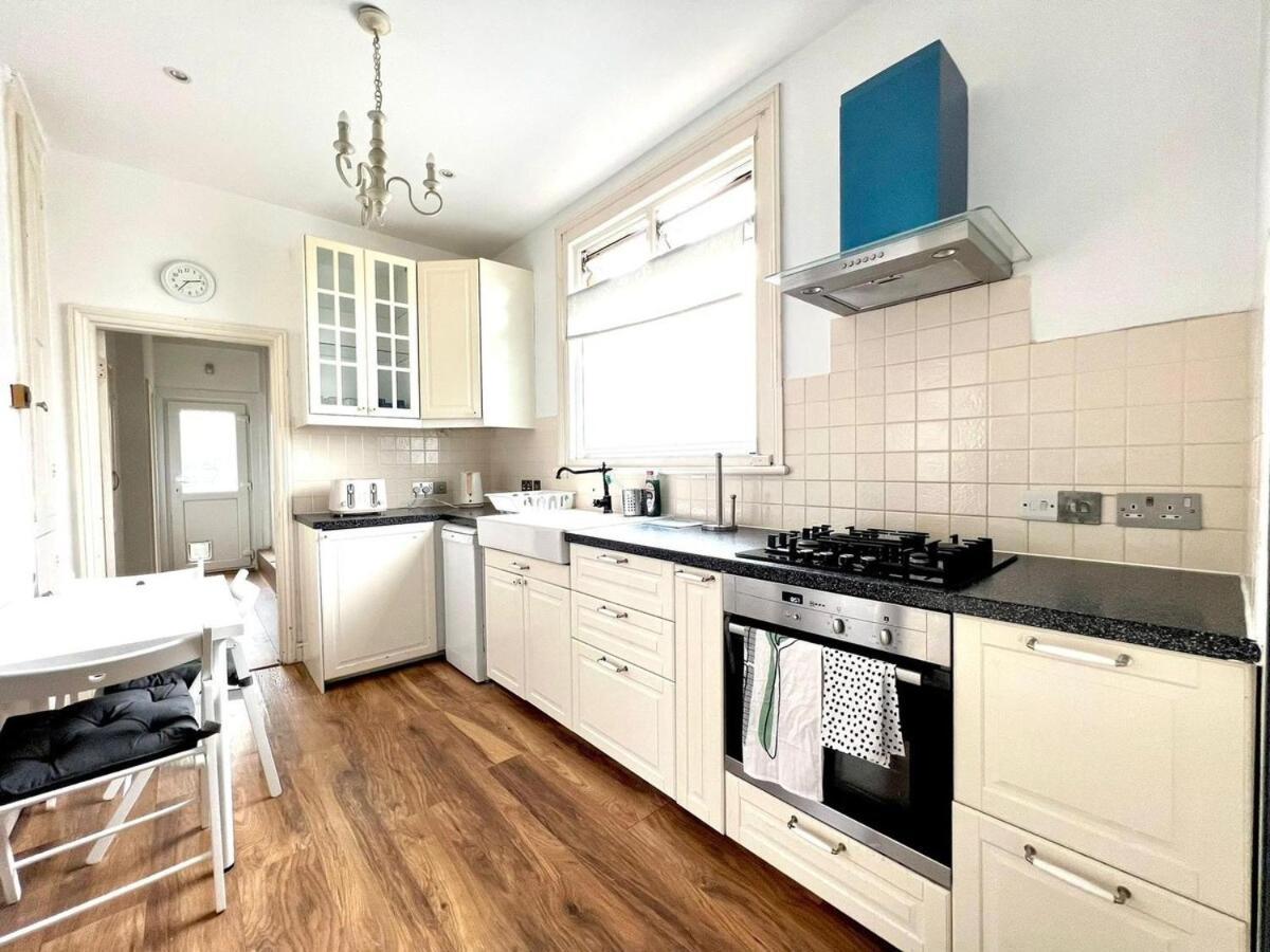 Apartment Sleeps 7 The Red Door House *