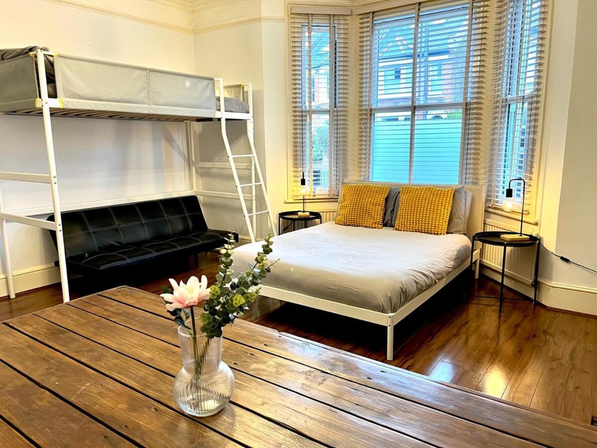 Apartment Sleeps 7 The Red Door House London