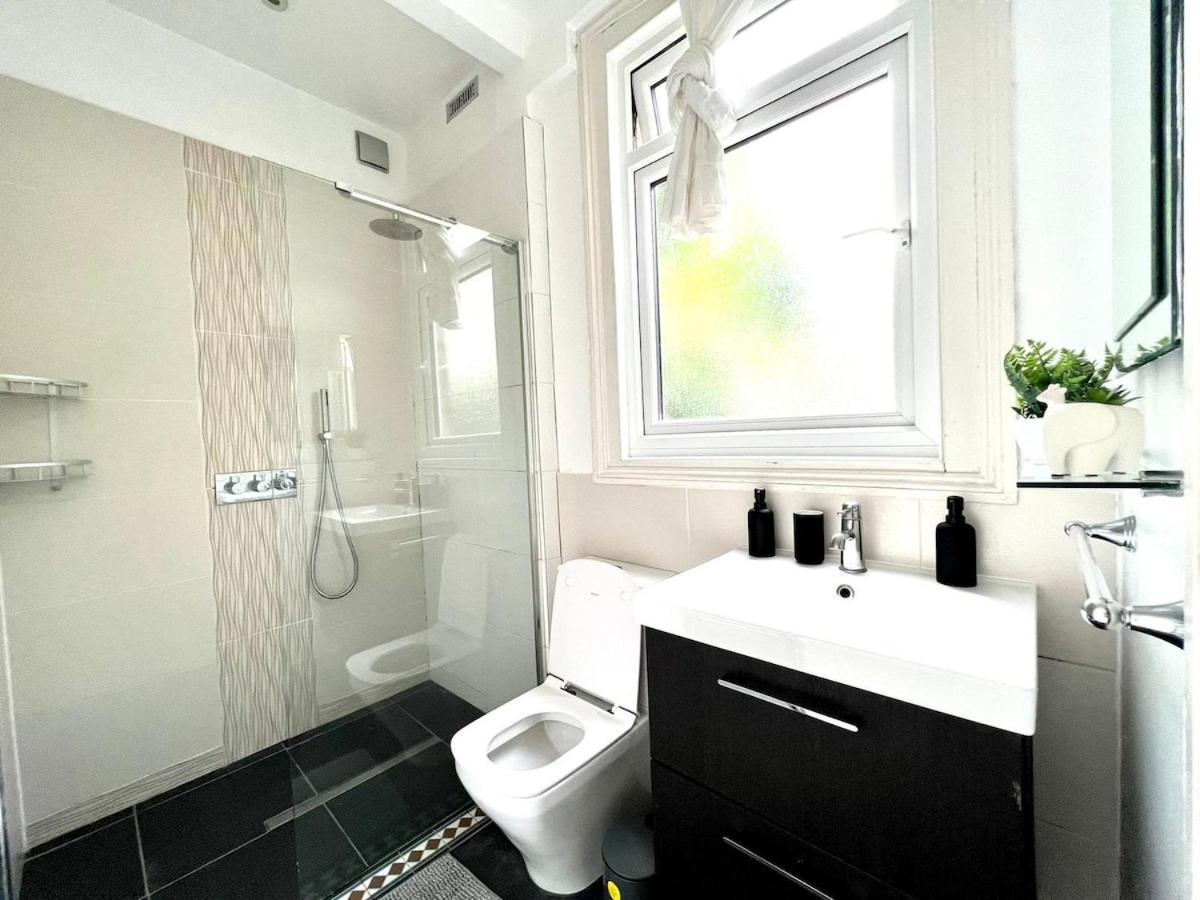 Sleeps 7 The Red Door House London