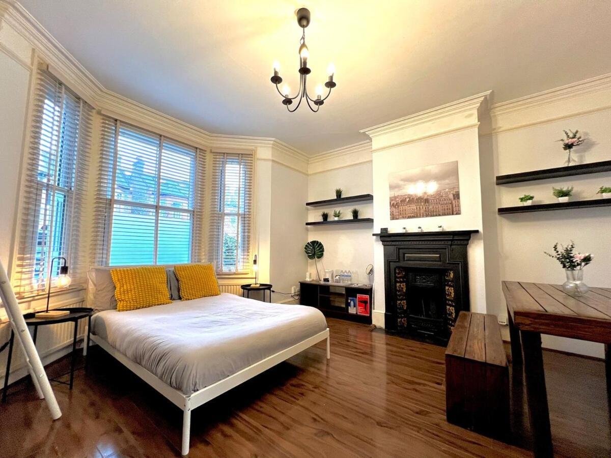 Sleeps 7 The Red Door House * London