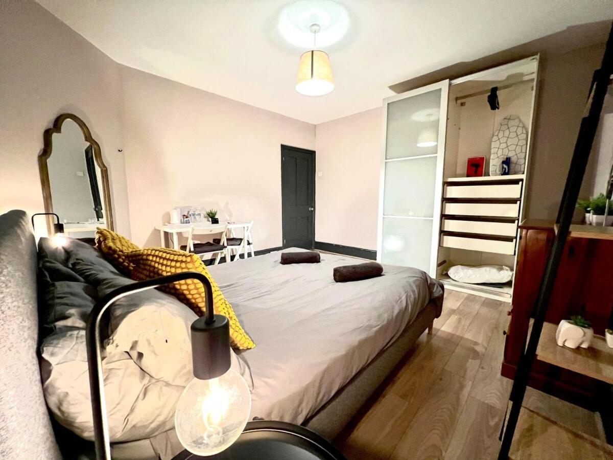 Sleeps 7 The Red Door House