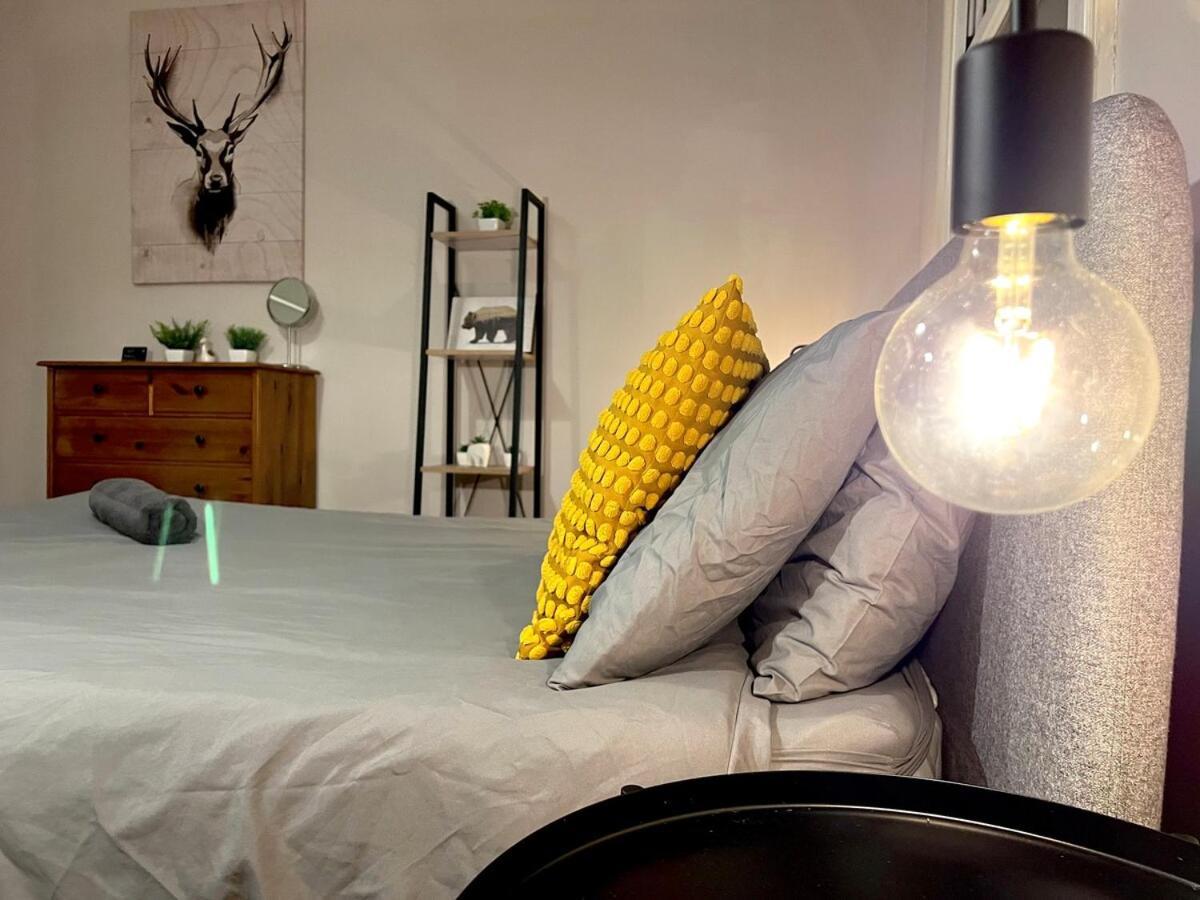 Sleeps 7 The Red Door House Apartment London
