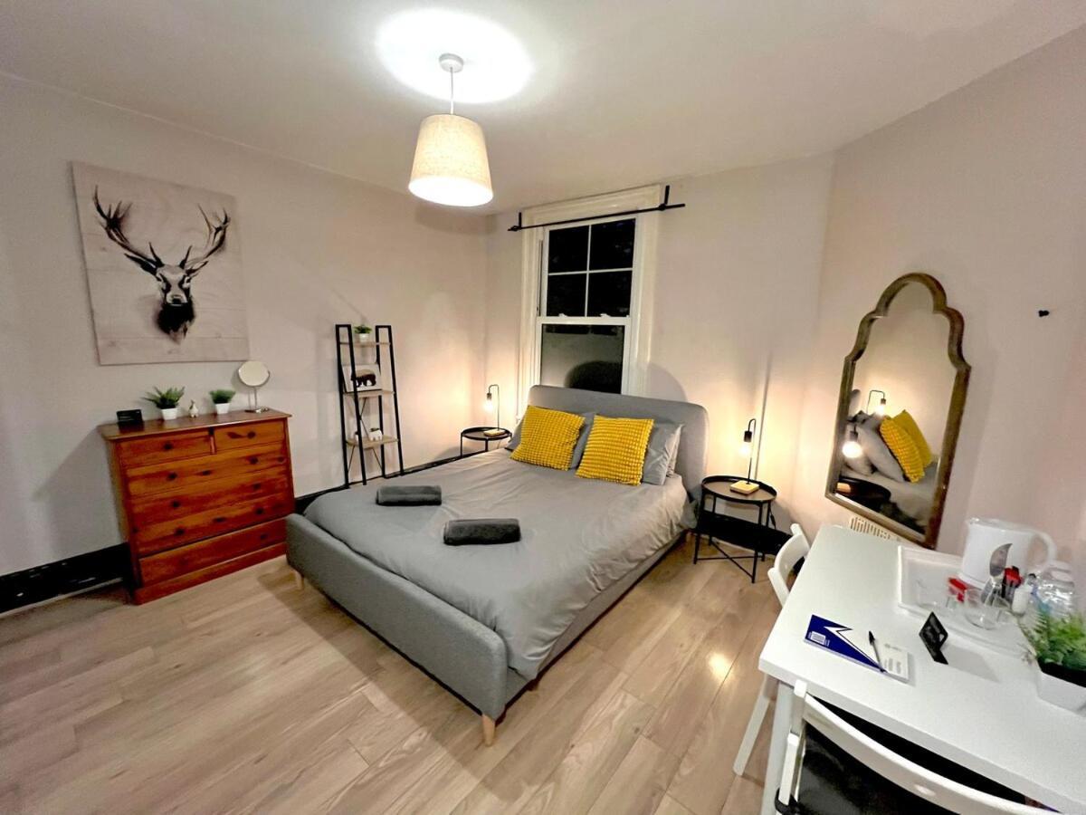 Sleeps 7 The Red Door House London
