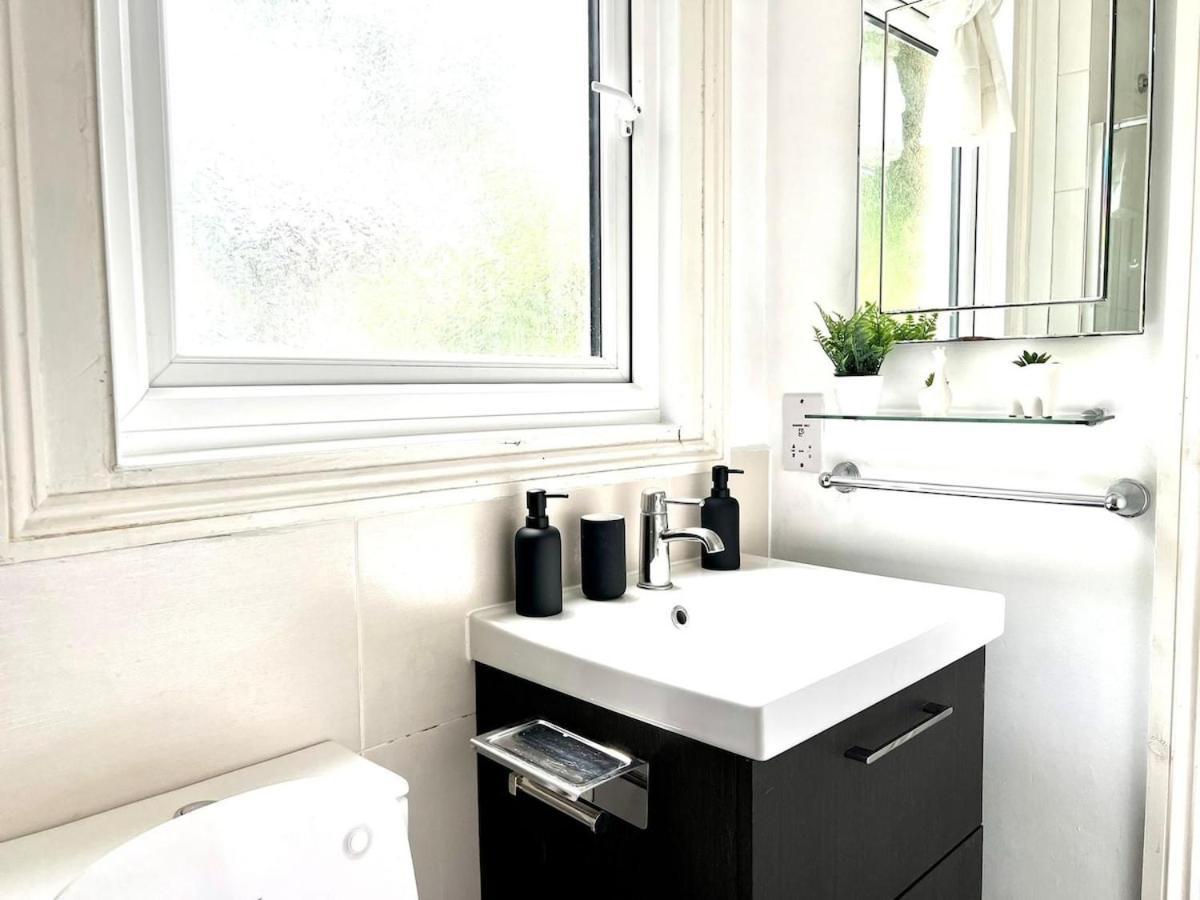 Sleeps 7 The Red Door House Apartment London
