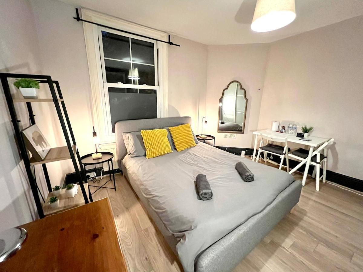 Apartment Sleeps 7 The Red Door House *