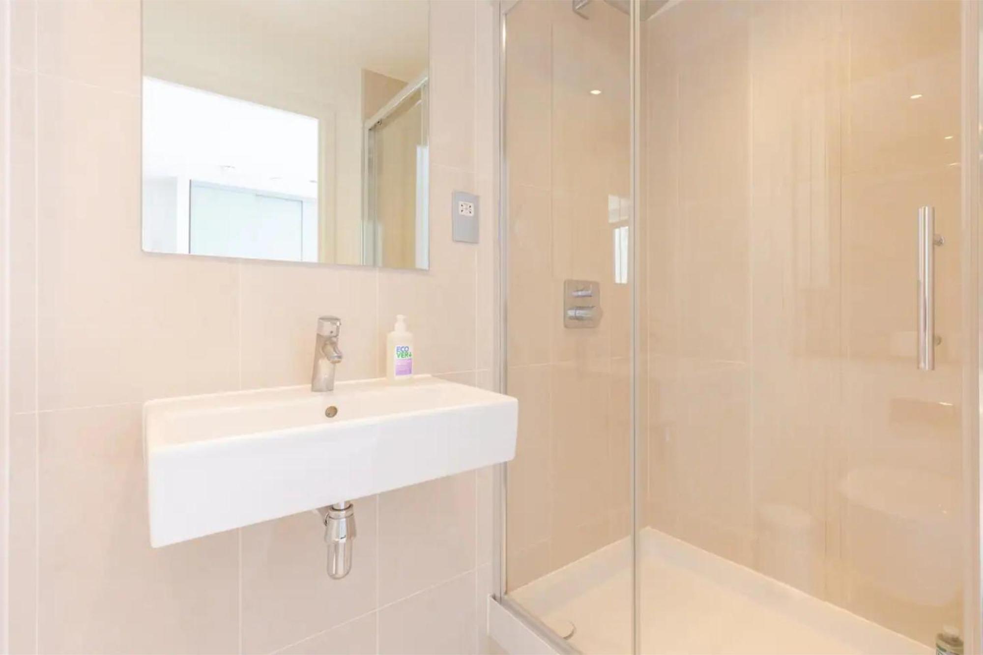 Stylish 2bd Near Notting Hill Apartment London