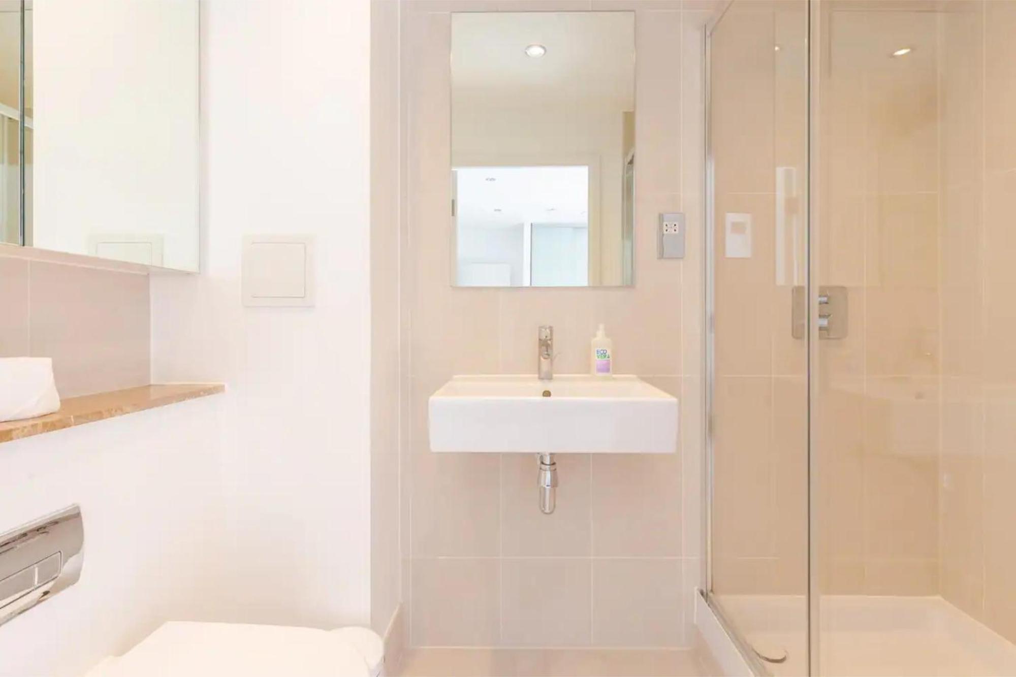 Stylish 2bd Near Notting Hill Apartment *