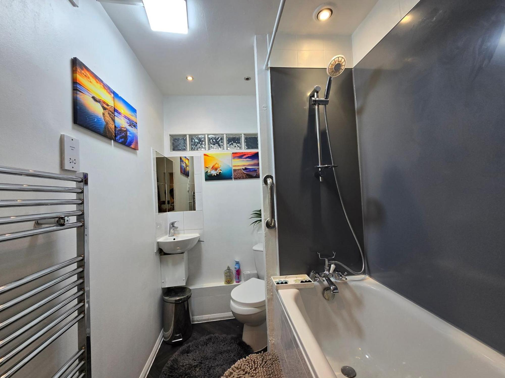 Cozy 4 Bedroom House In The Heart Of Brixton Holiday home *