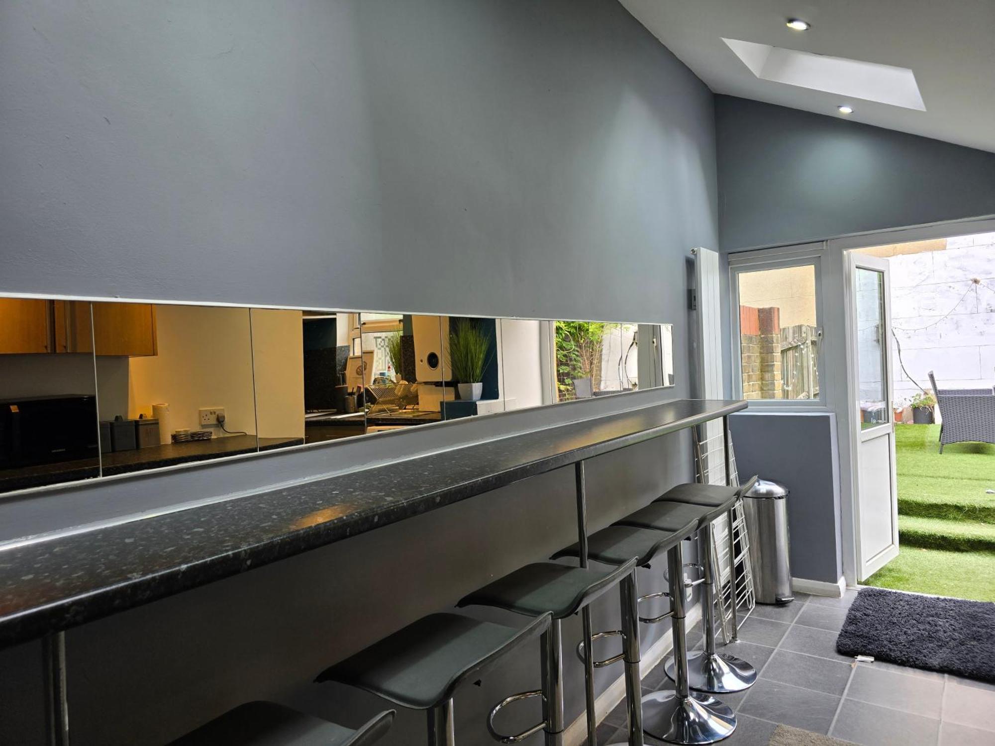 Cozy 4 Bedroom House In The Heart Of Brixton *