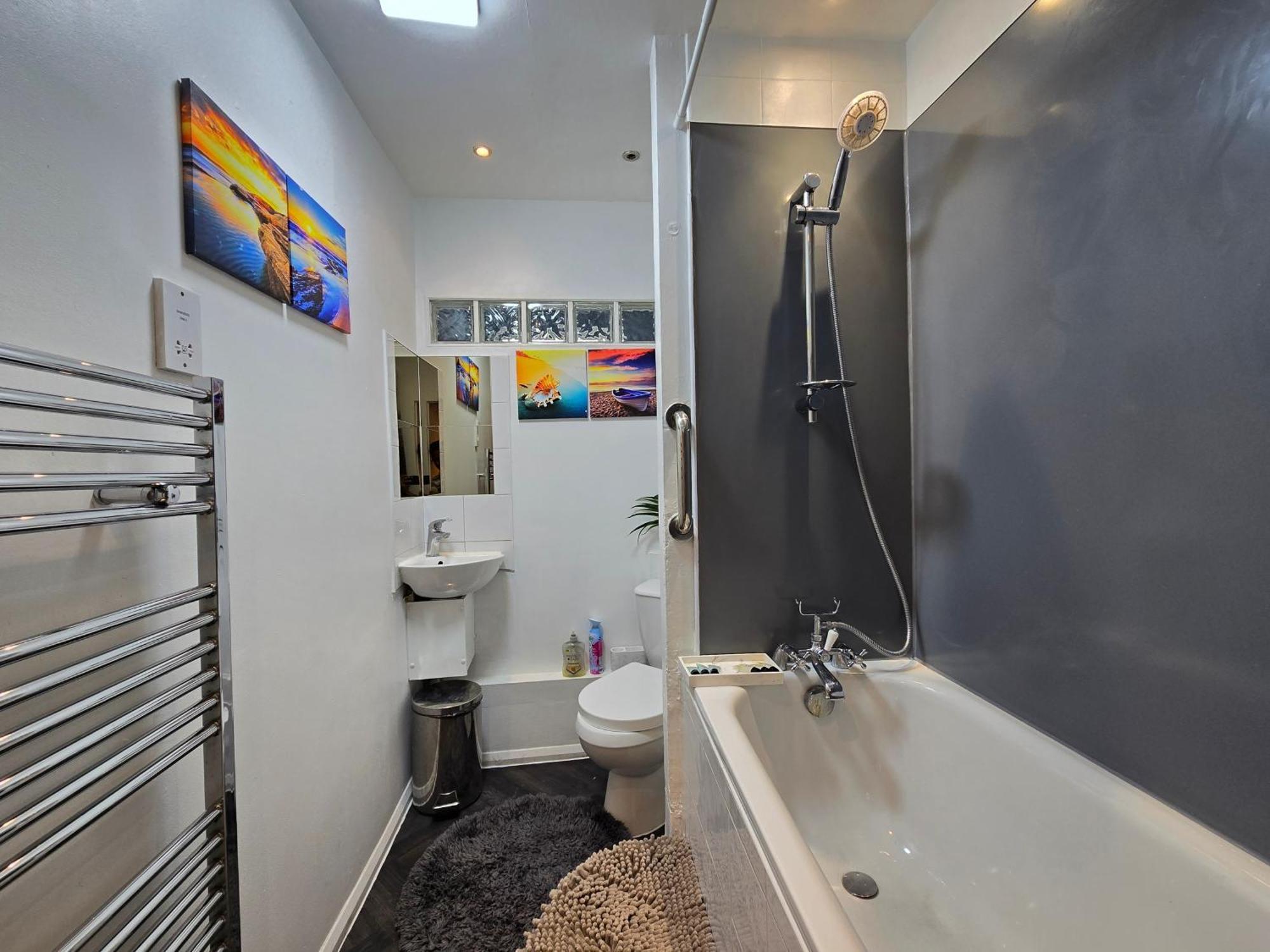 Cozy 4 Bedroom House In The Heart Of Brixton Holiday home *