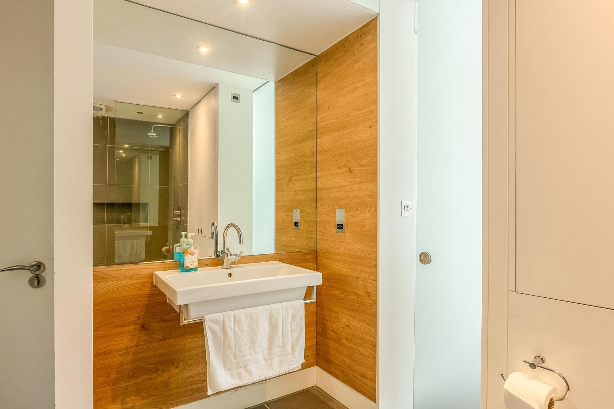 Central Serviced 3 Minutes From Blackfriars Station Apartment