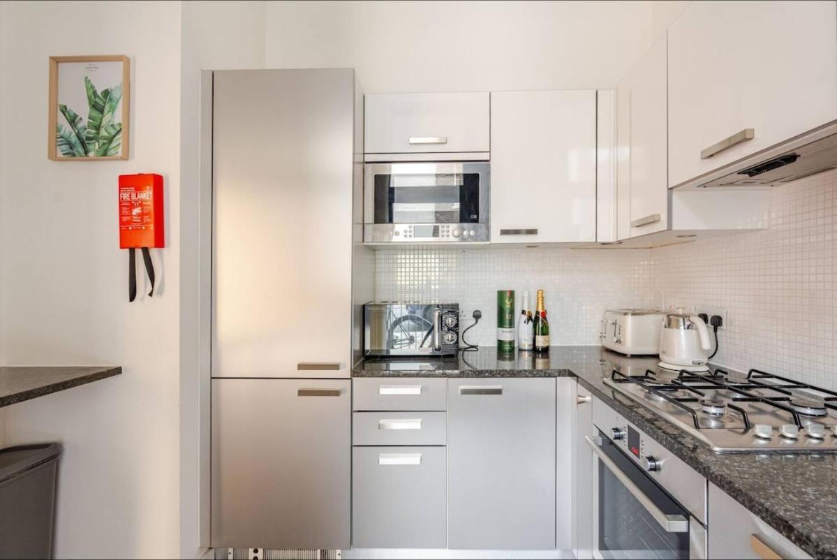 Private Luxury Baker Street - Sleeps 6 Apartment *