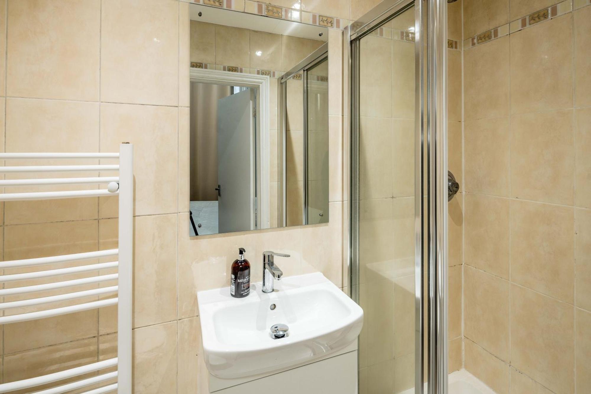 Gloucester Station Gem: 3 Bedroom Oasis * Londen