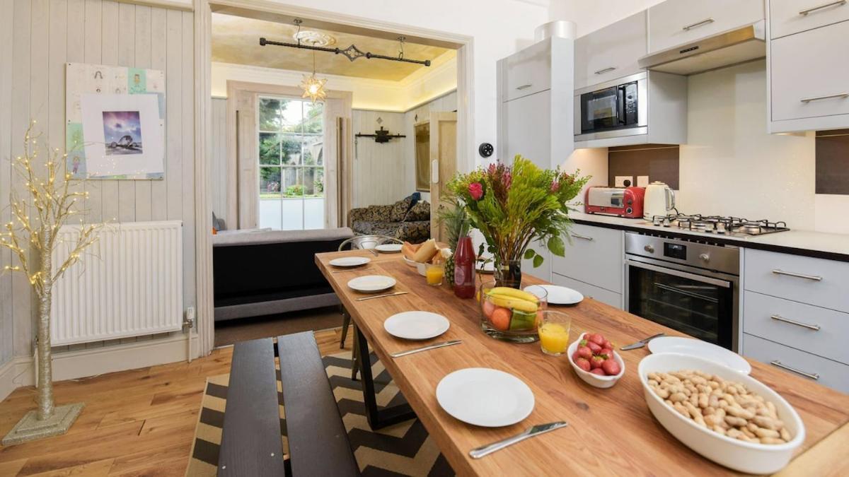 The Camden Chic Townhouse - Accommodates 14 Guests * London