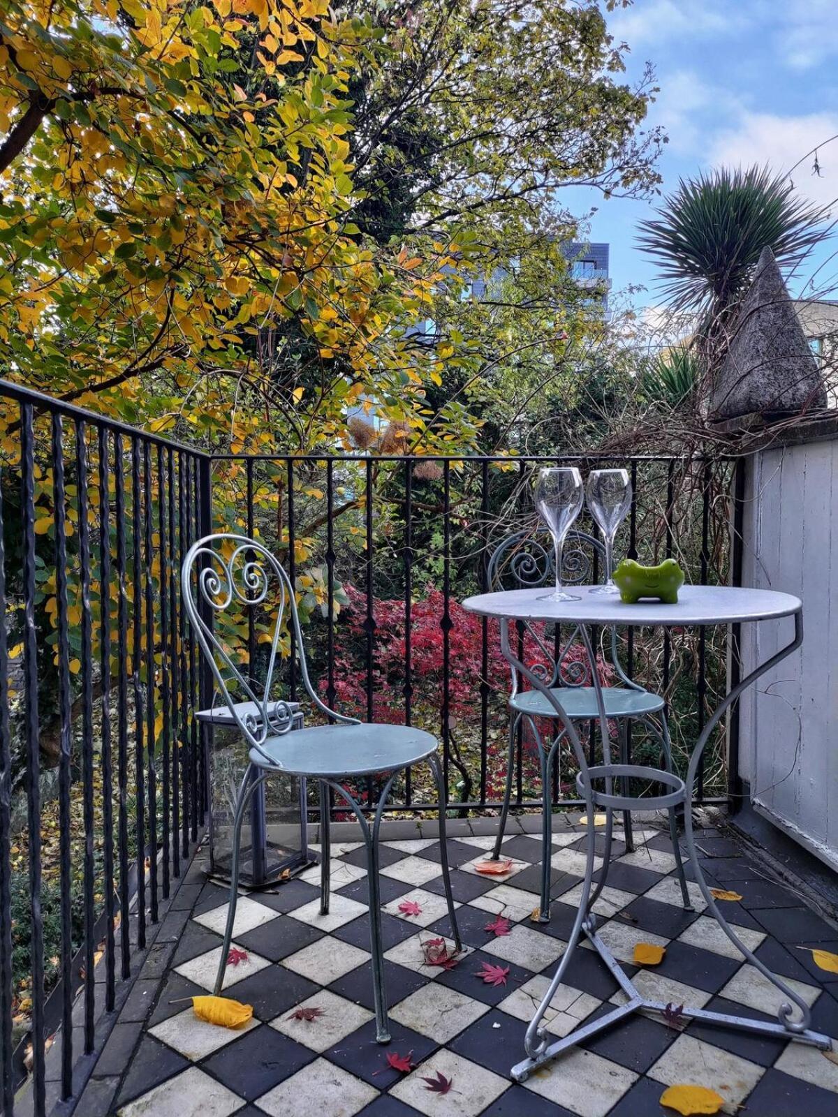 The Camden Chic Townhouse - Accommodates 14 Guests London