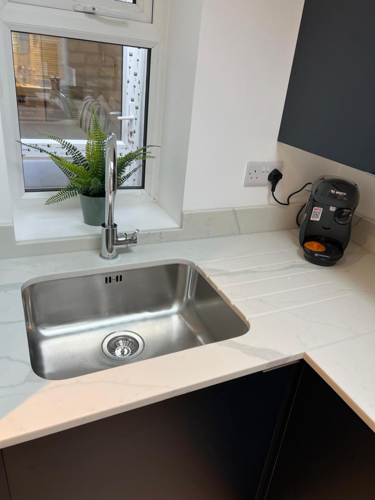 Apartment Beautiful 2 Bed With En Suite, Near Tube And Stamford Bridge London
