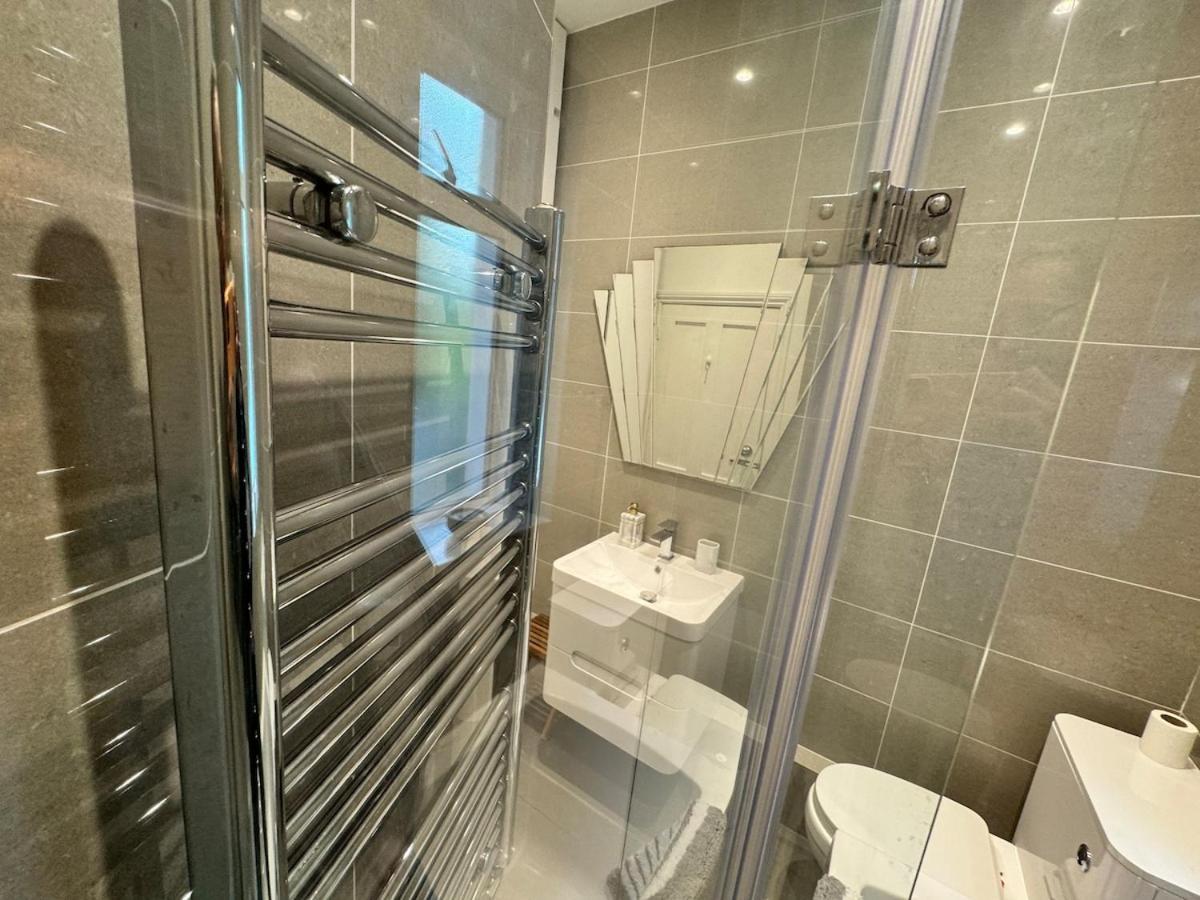 Exceptionally Large Newly-refurbished 1-bed Flat In Hither Apartment *
