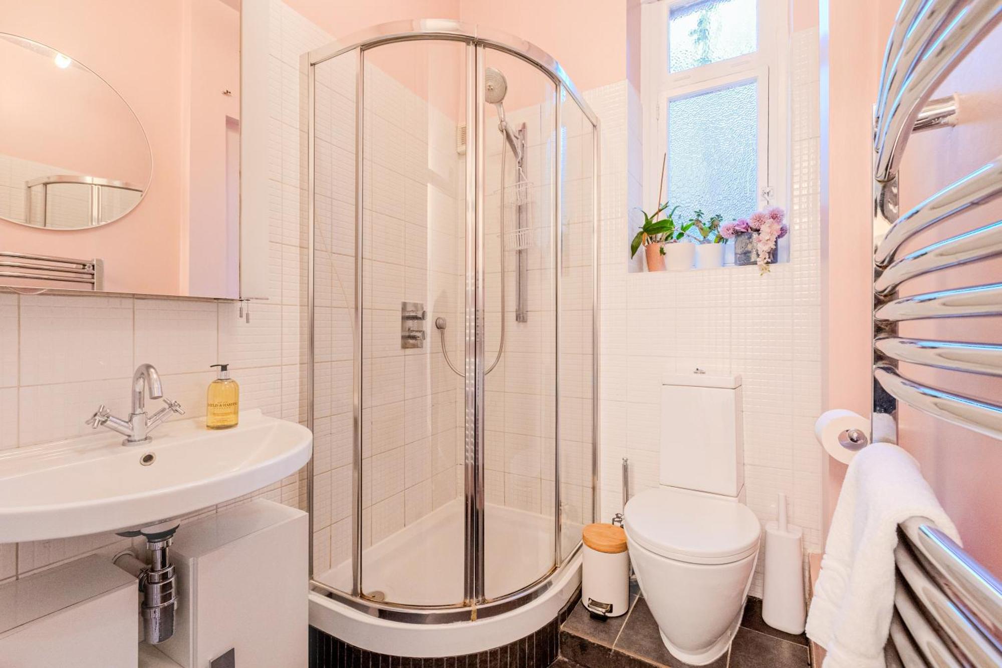 New Listing! 1br In London, 5 Min Tube Apartment London
