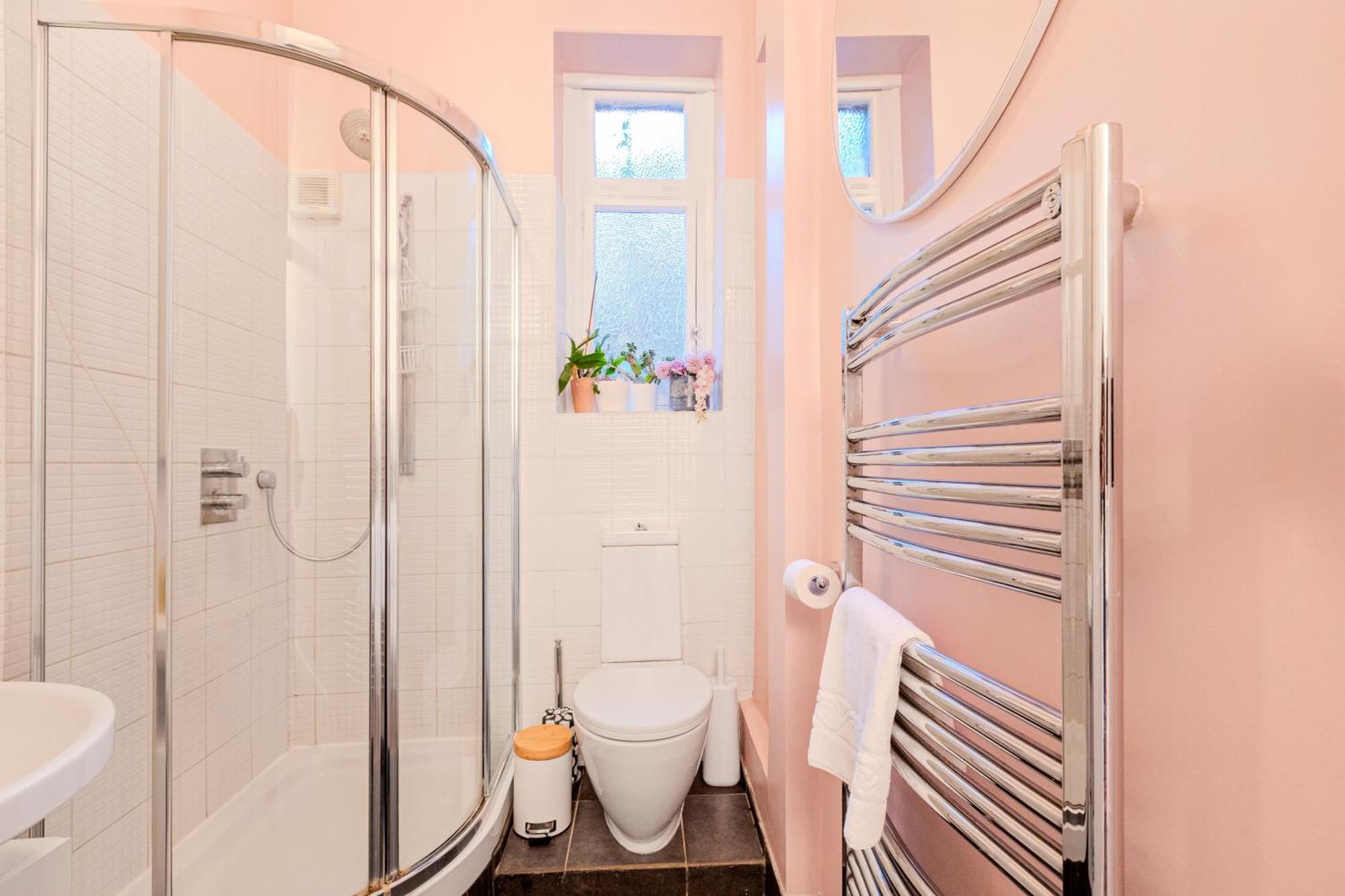 New Listing! 1br In London, 5 Min Tube Apartment