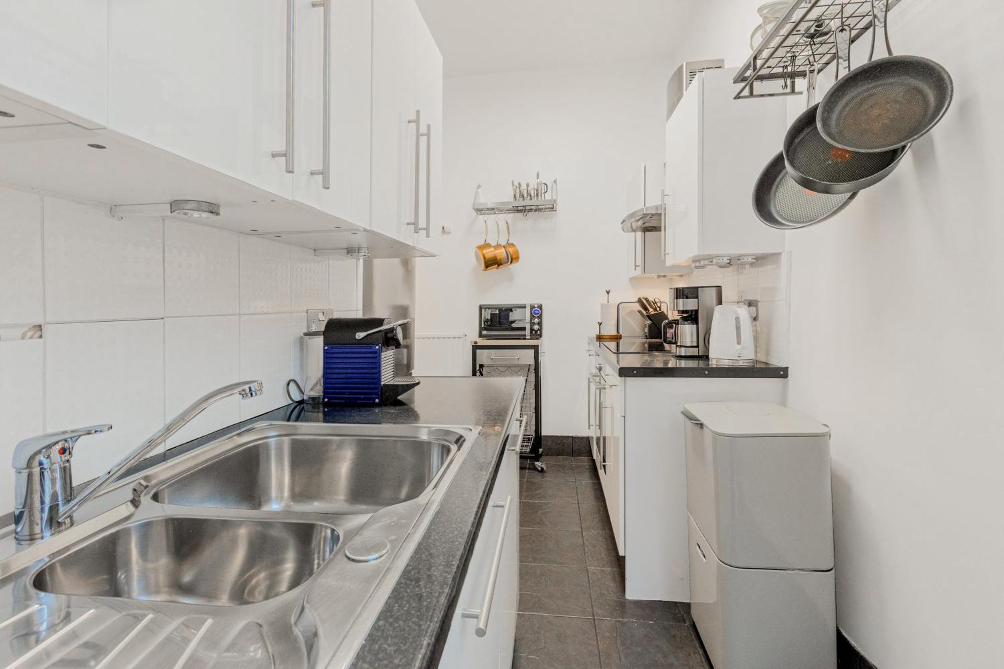 New Listing! 1br In London, 5 Min Tube Apartment *