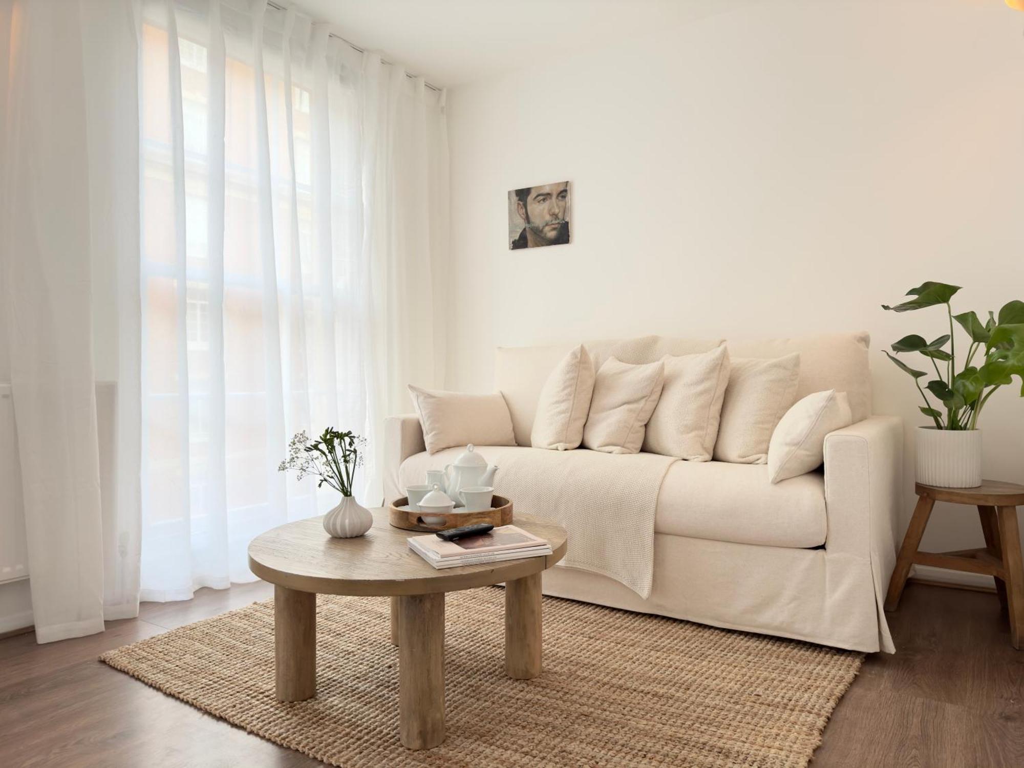 Chic Marble Arch With 100 Inch Cinema & Premium Mattress, By The Design Traveller * London
