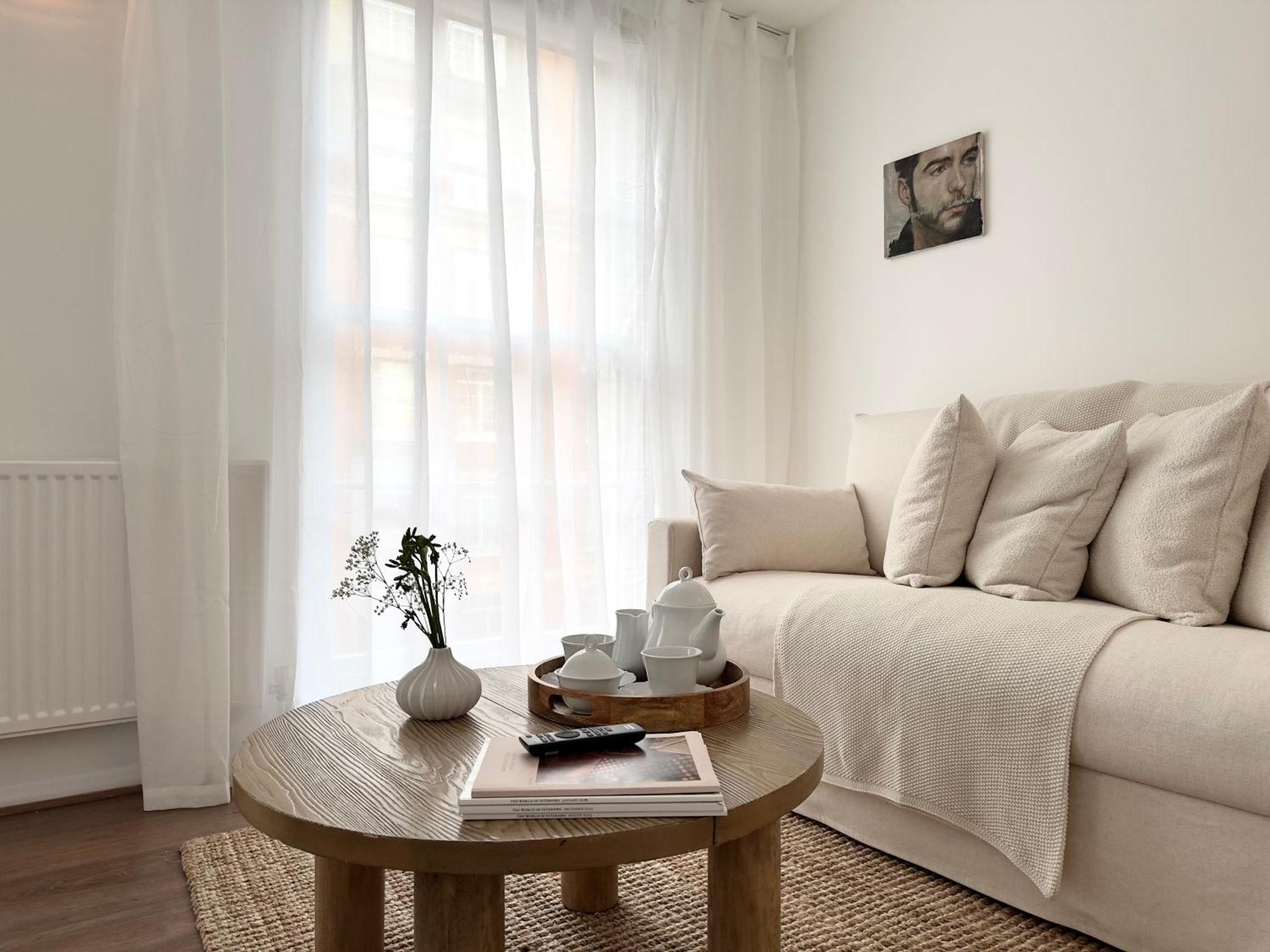 Chic Marble Arch With 100 Inch Cinema & Premium Mattress, By The Design Traveller Apartment London